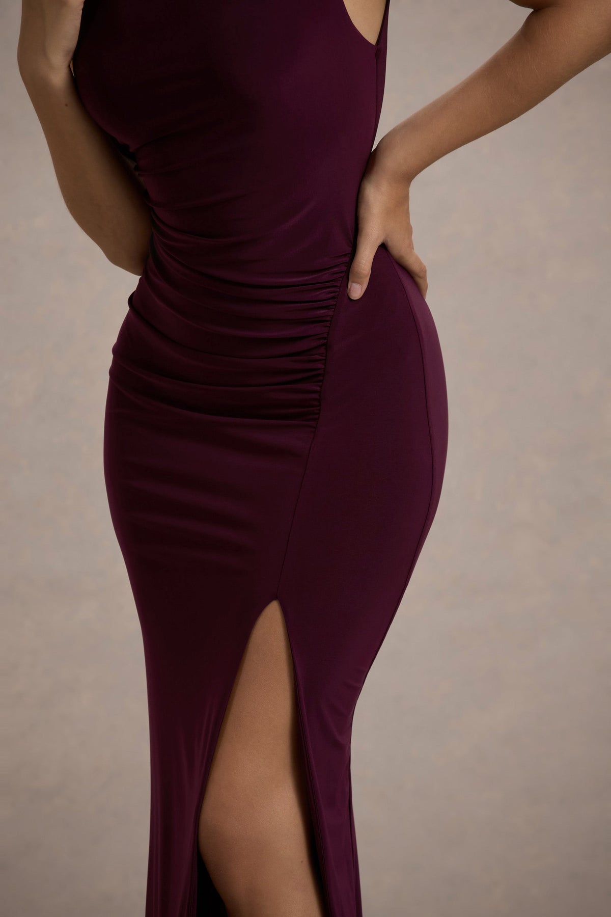 Lanetta | Robe longue violette à encolure haute froncée avec fente