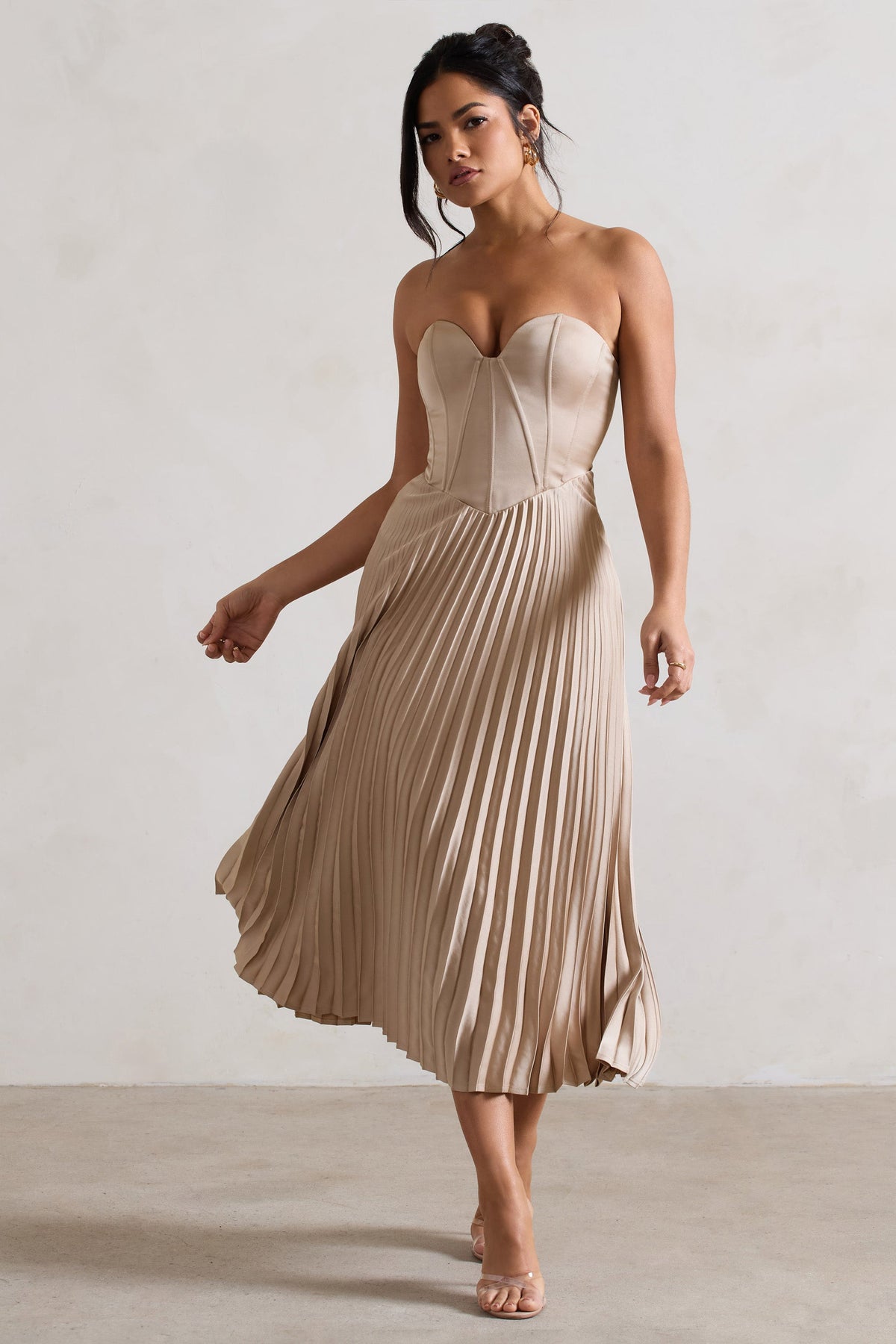 Bordeaux | Robe mi-longue en satin couleur champagne à style corset