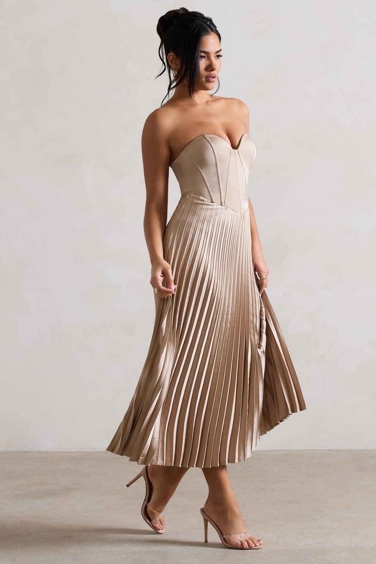 Bordeaux | Robe mi-longue en satin couleur champagne à style corset