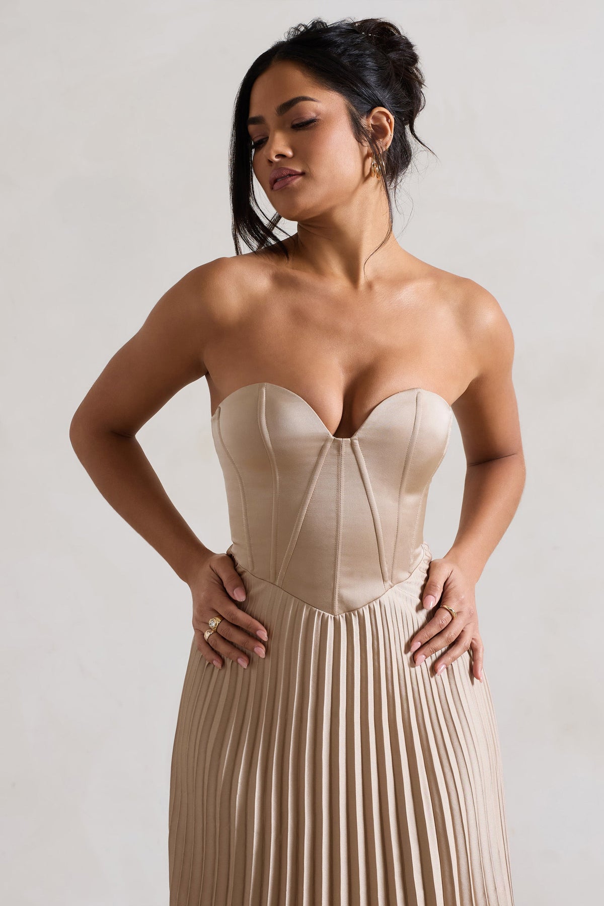 Bordeaux | Robe mi-longue en satin couleur champagne à style corset