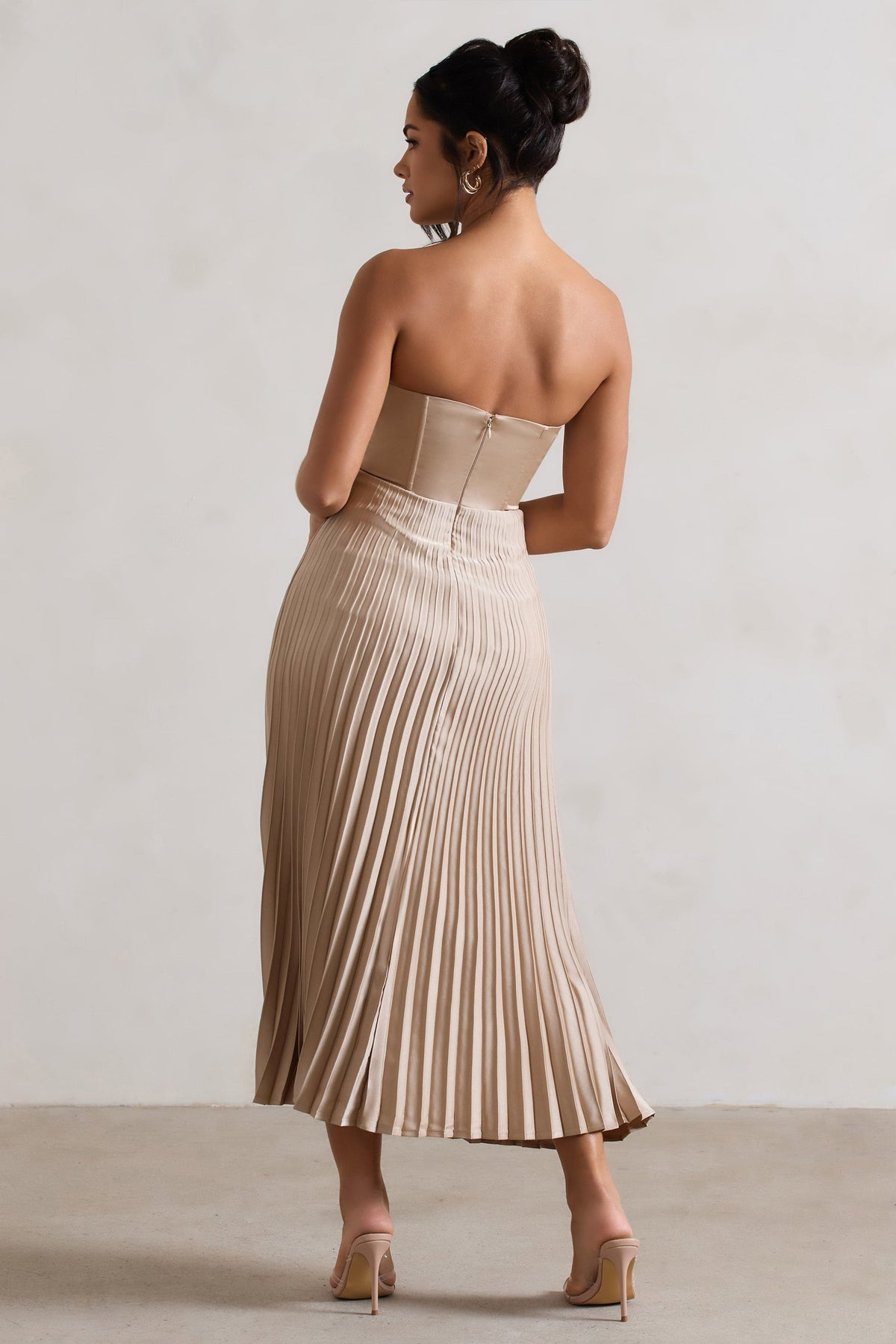 Bordeaux | Robe mi-longue en satin couleur champagne à style corset