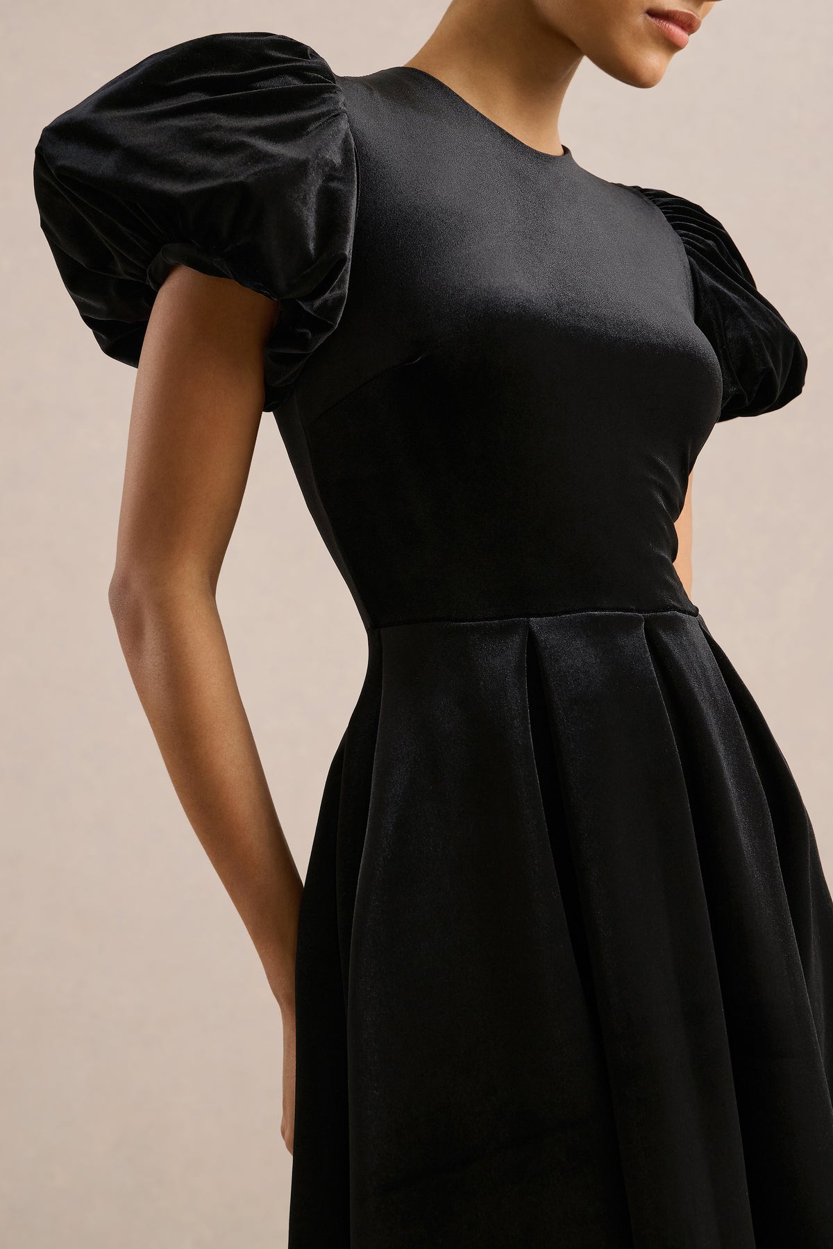 ECM_HR_CL137565001 - Seraphic _ Black Velvet Puff-Sleeve Midi Dress3.jpg