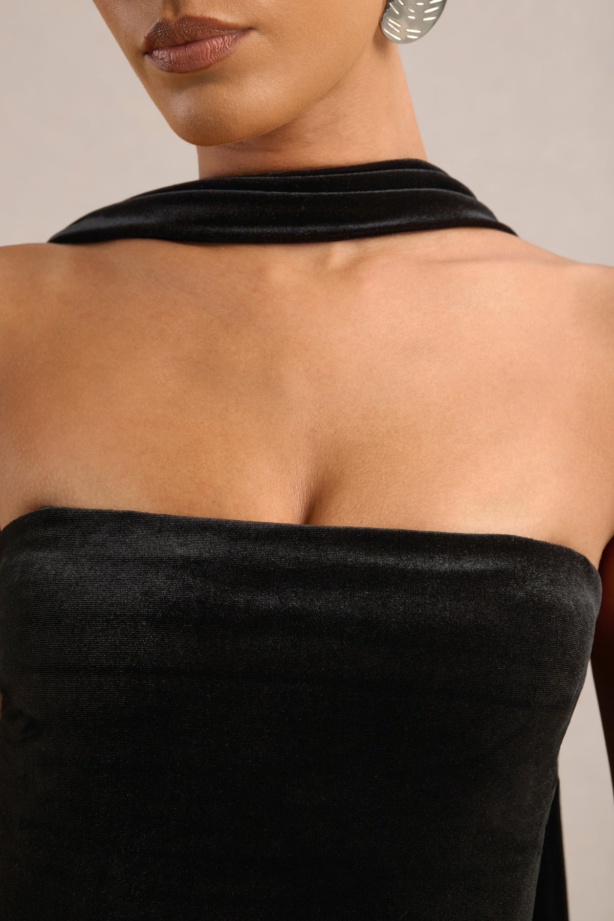 ECM_HR_CL138818001 -Vesperine Black Black Velvet Bandeau-Neck Maxi Dress With Scarf Detail4.jpg