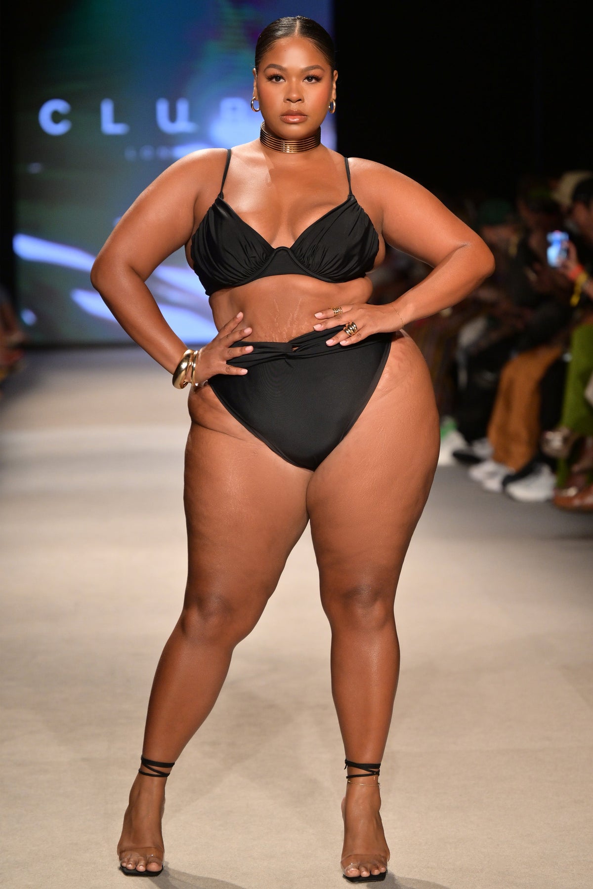 High Tide | Bas de bikini noir taille haute torsadé sur le devant