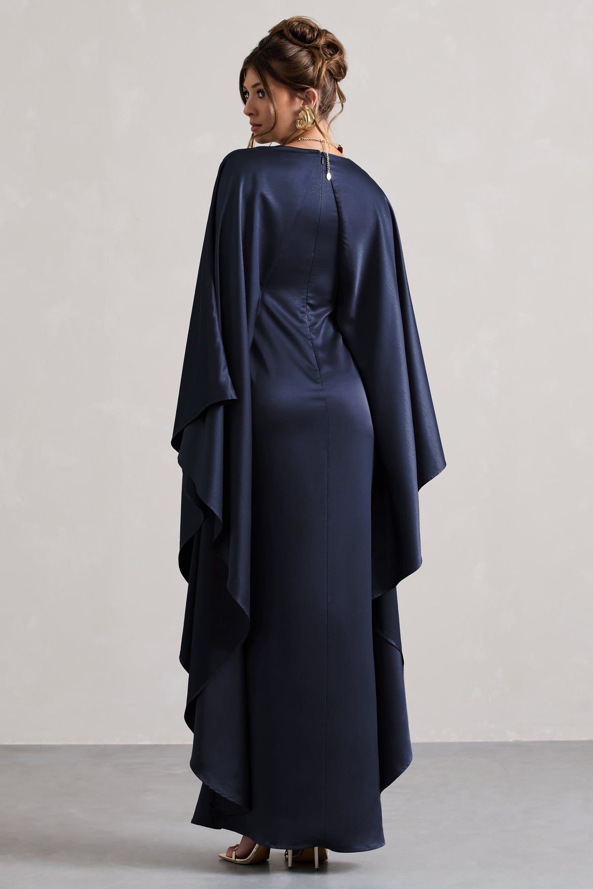 Alohi | Robe Longue en Satin Bleu Marine à Décolleté Plongeant et Cape