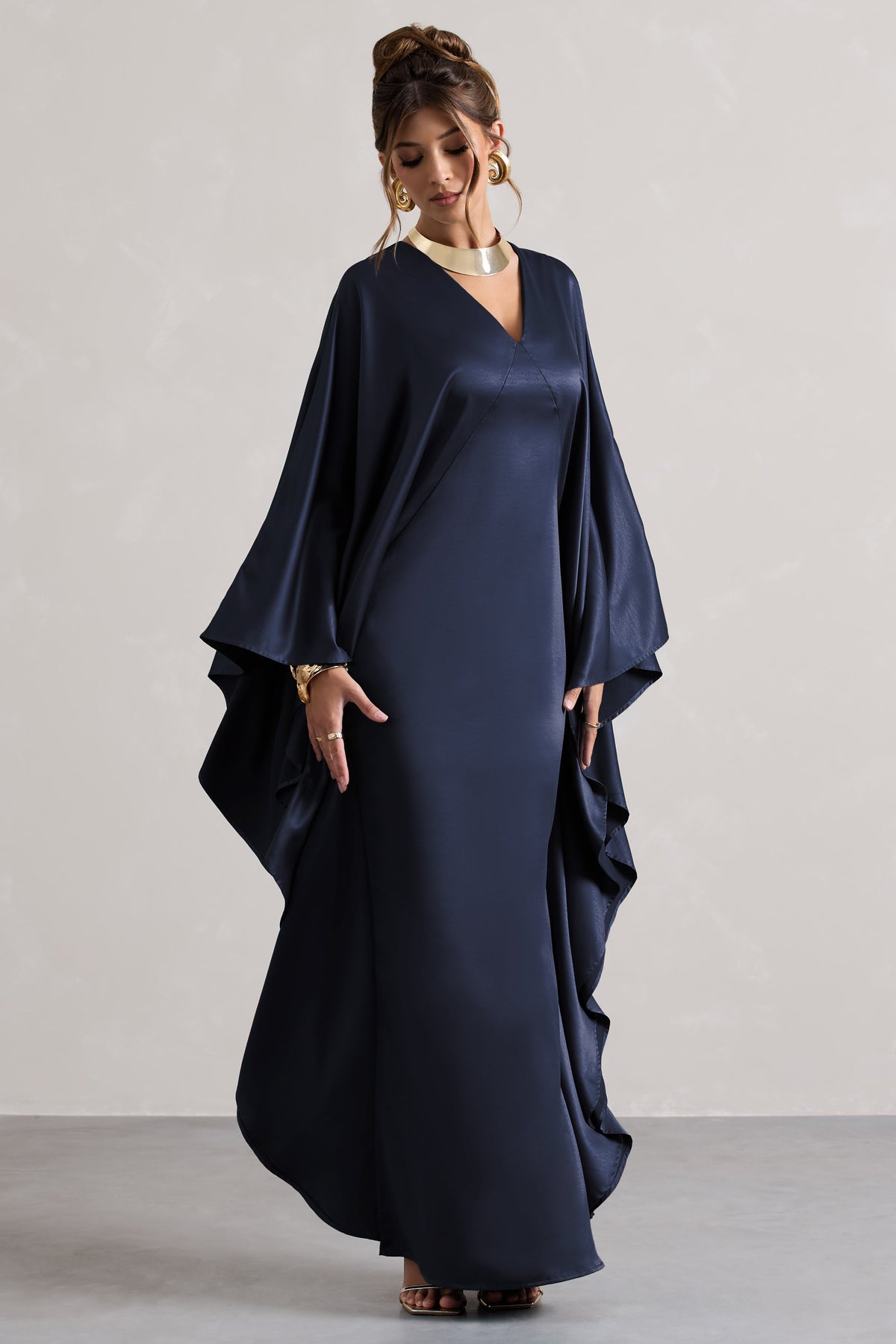 Alohi | Robe Longue en Satin Bleu Marine à Décolleté Plongeant et Cape