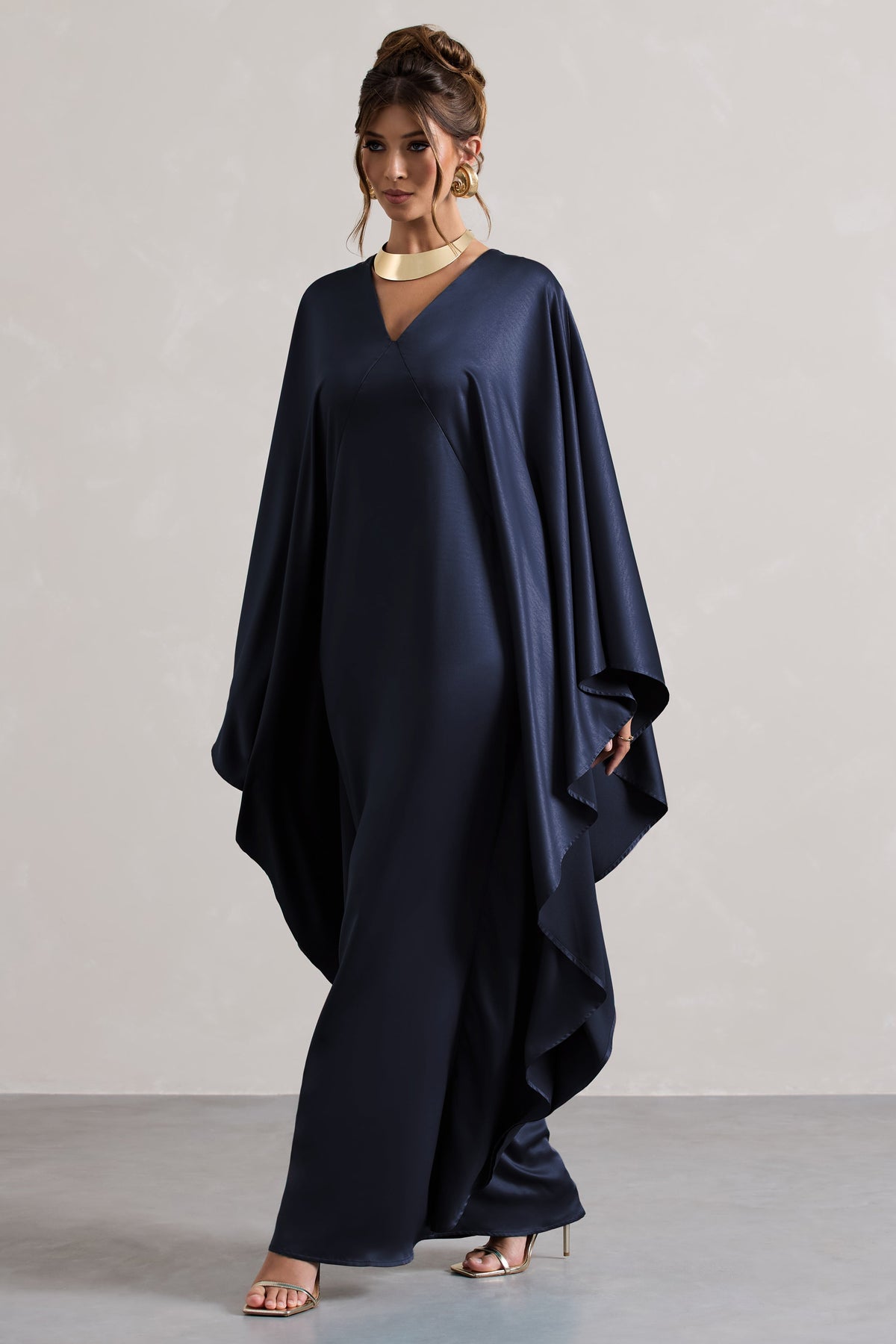 Alohi | Robe Longue en Satin Bleu Marine à Décolleté Plongeant et Cape