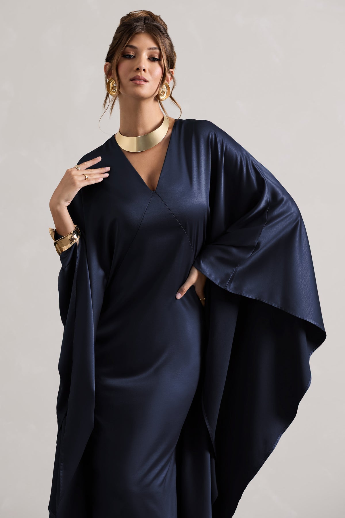 Alohi | Robe Longue en Satin Bleu Marine à Décolleté Plongeant et Cape