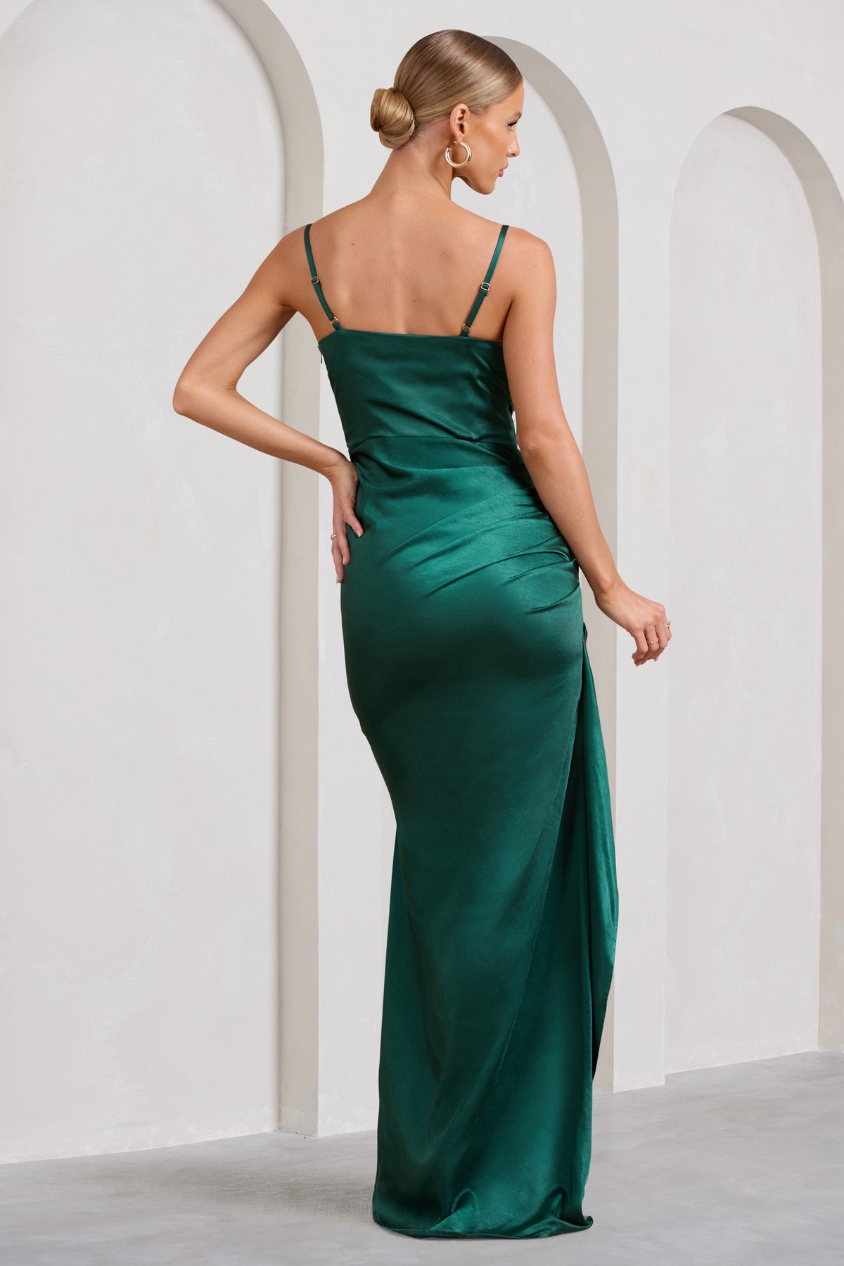 Buckingham | Robe longue fendue plissée en satin vert