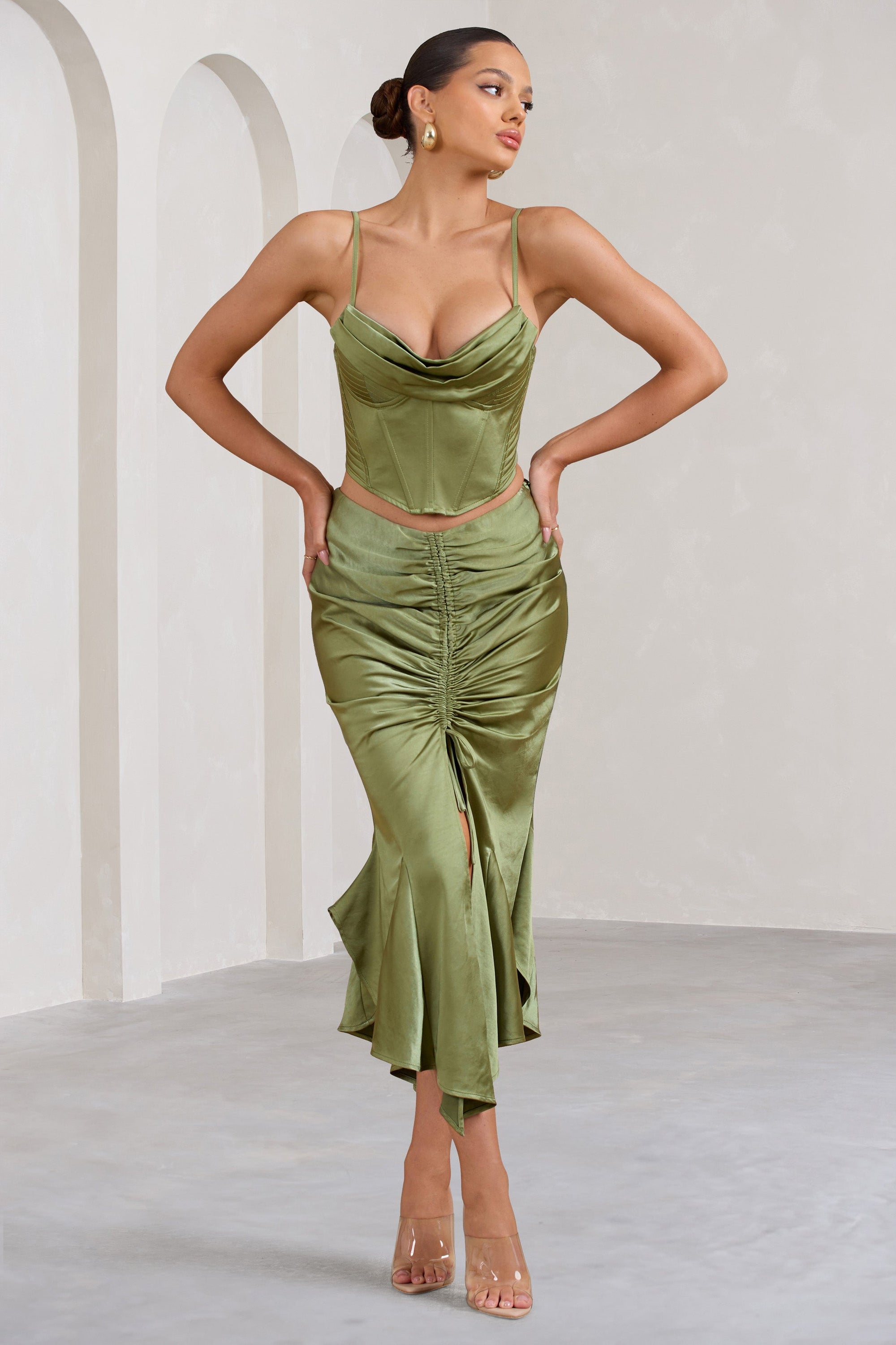 Per Favore | Jupe longue fendue froncée en satin vert olive