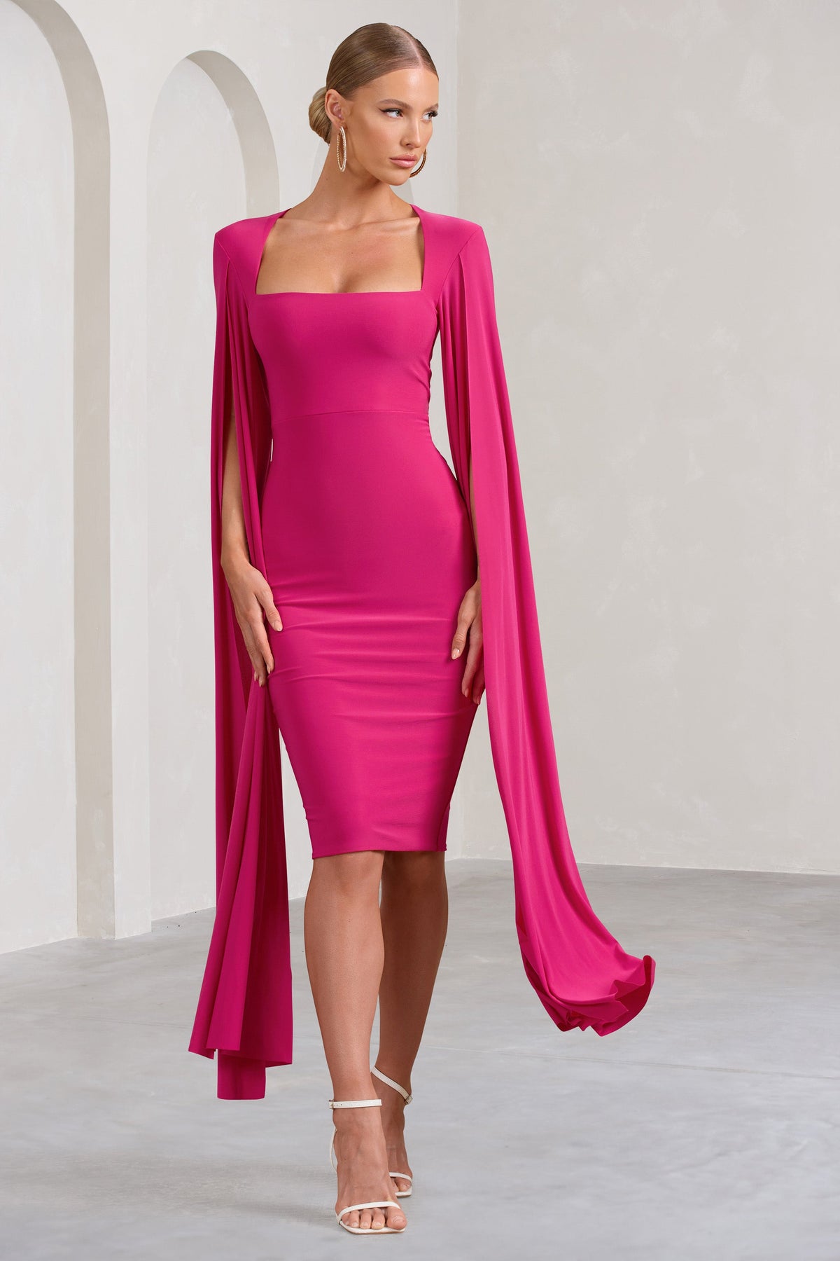 Flawless | Robe mi-longue rose vif à encolure carrée et manches cape