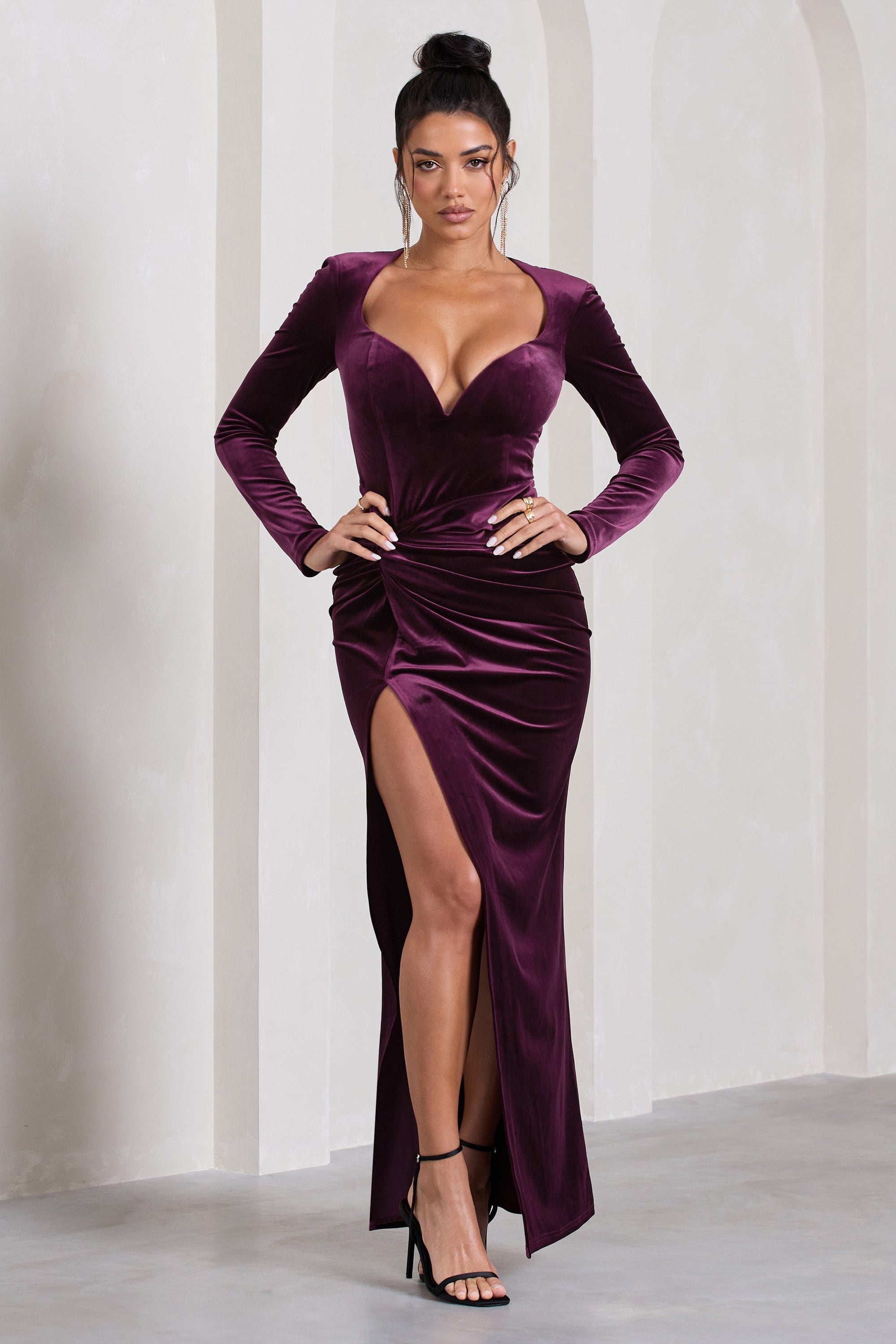 Vin Chaud | Robe longue en velours violet à manches longues et fente sur le côté