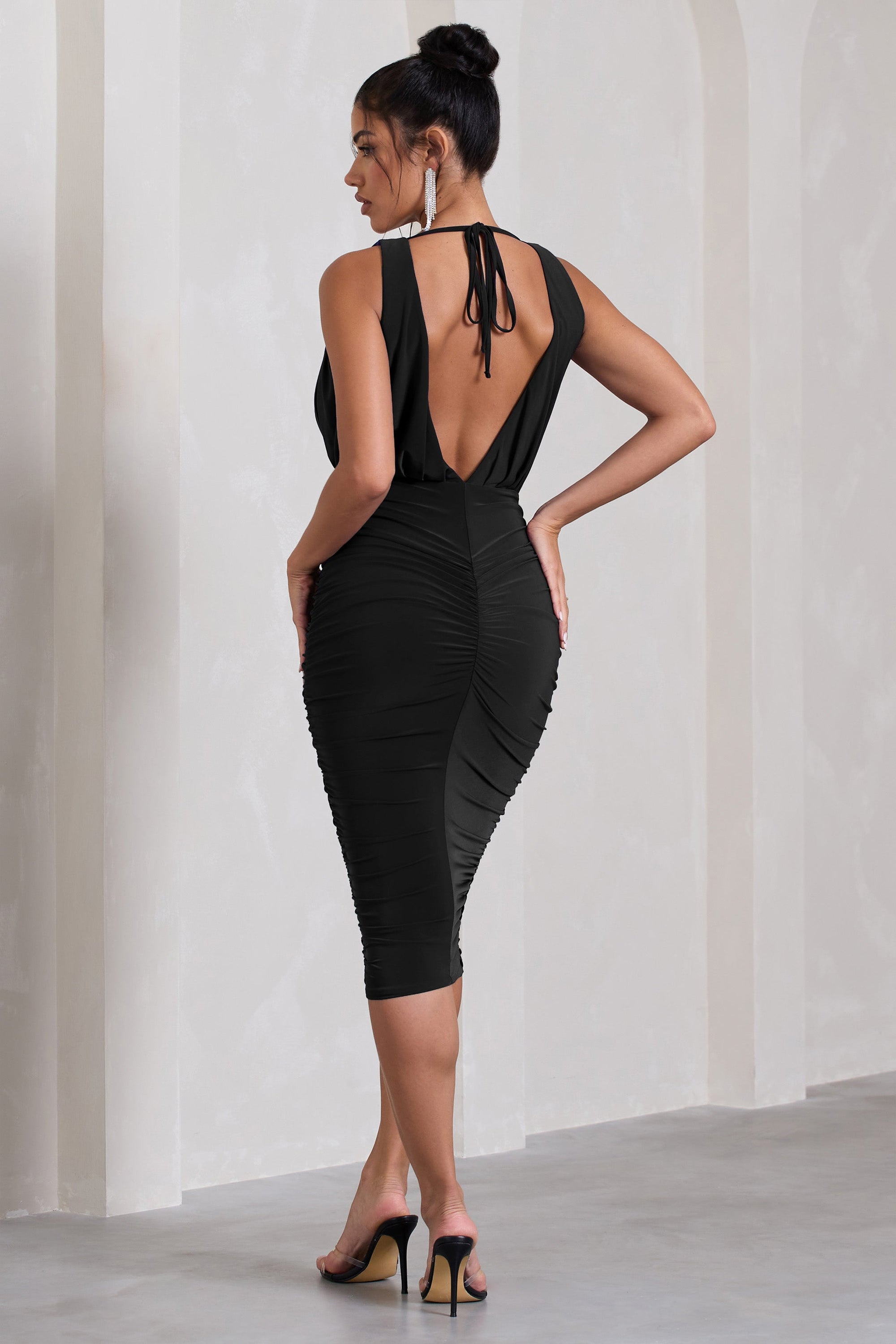 Marlowe | Robe mi-longue noire froncée à décolleté plongeant et sans manches