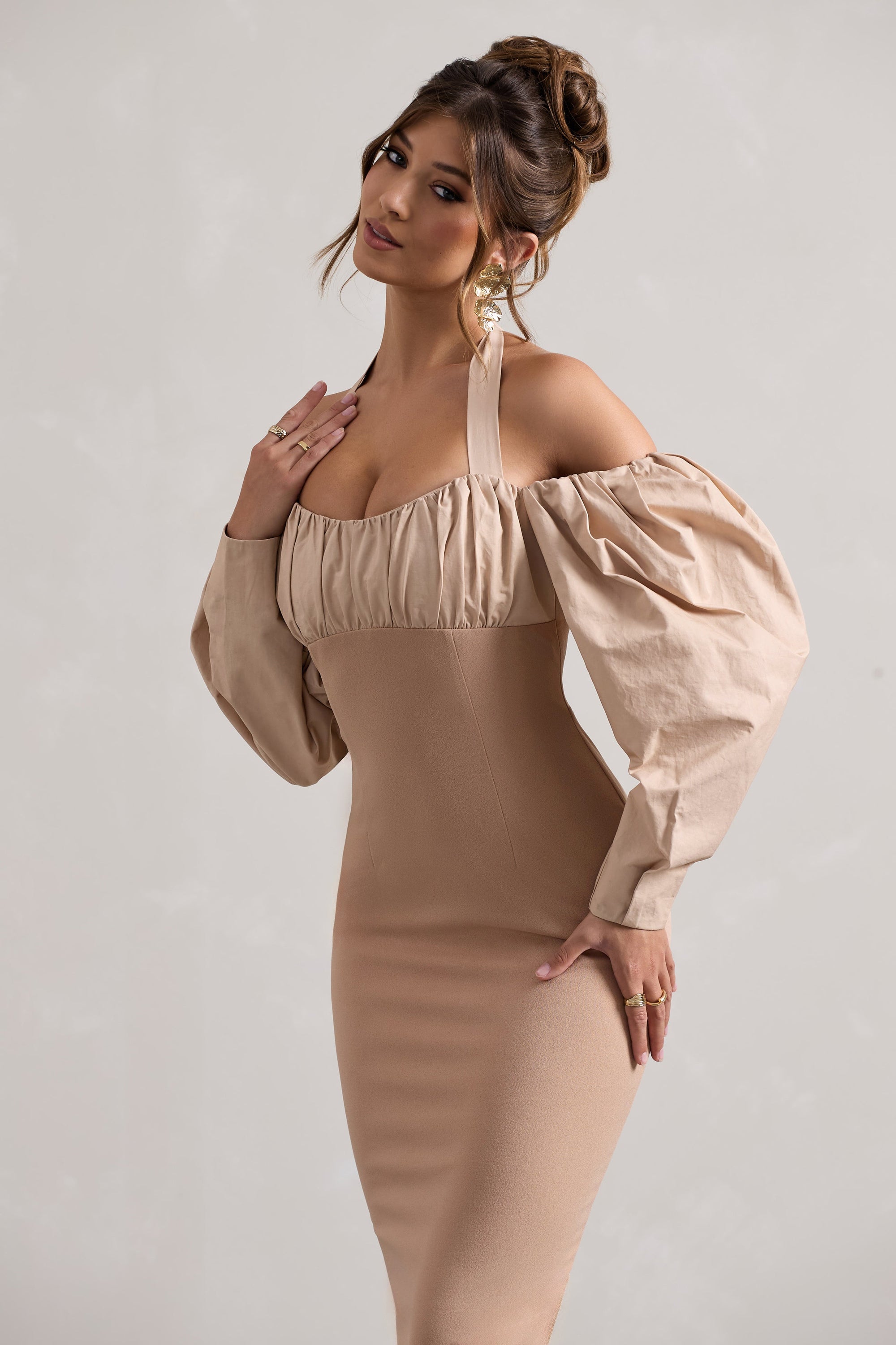 Couture Client | Robe mi-longue champagne à dos nu et manches bouffantes