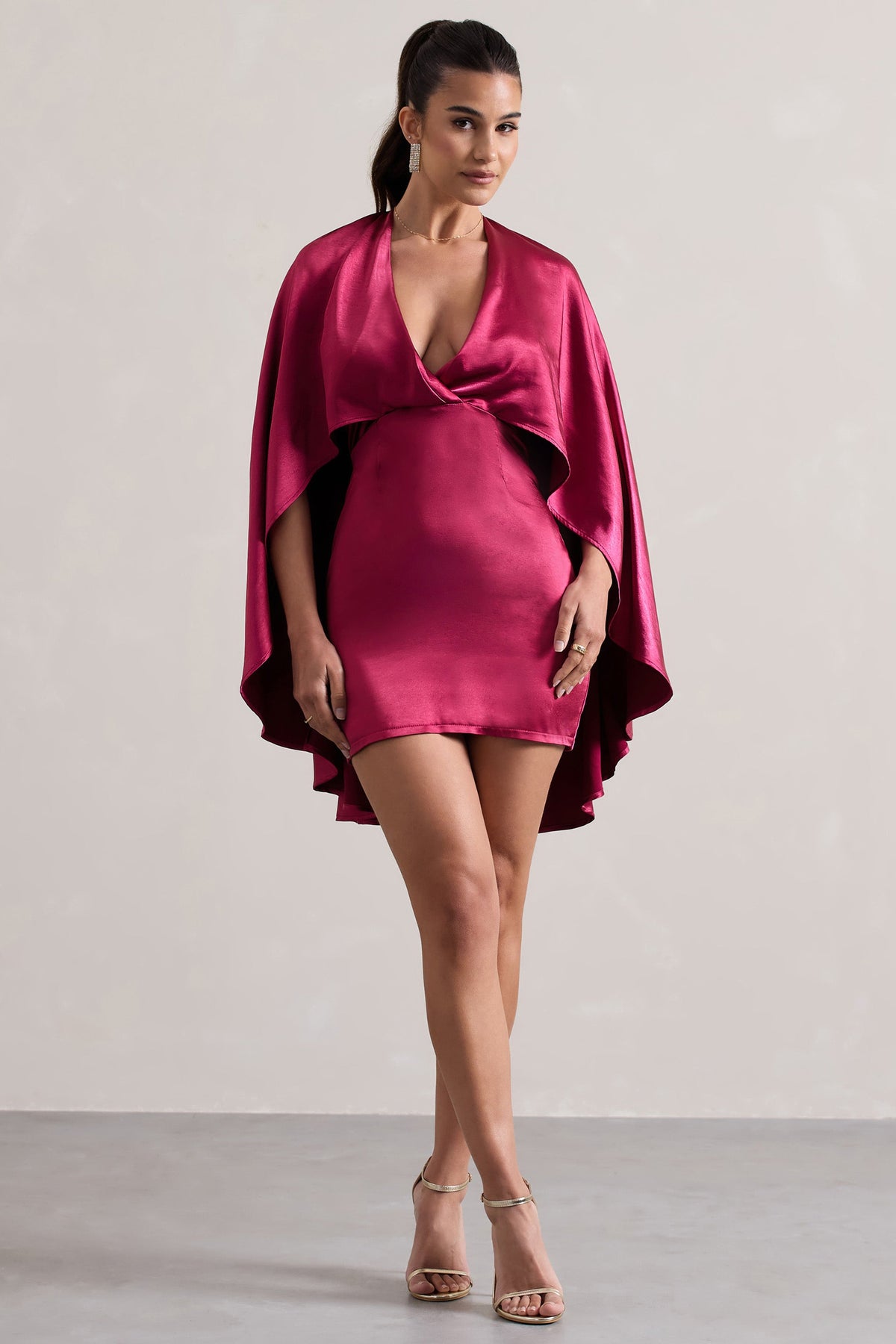 Olsen | Mini-robe en satin rose à décolleté plongeant et cape