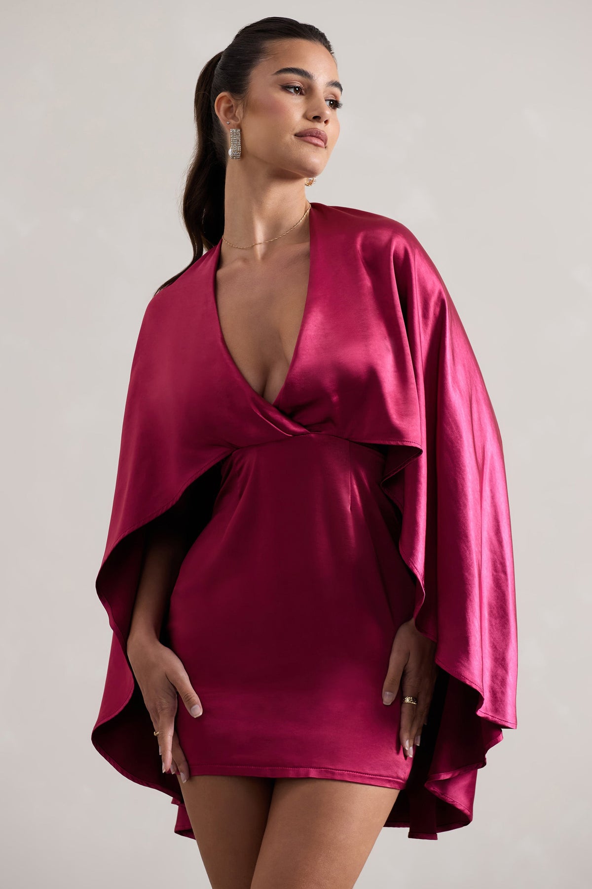 Olsen | Mini-robe en satin rose à décolleté plongeant et cape