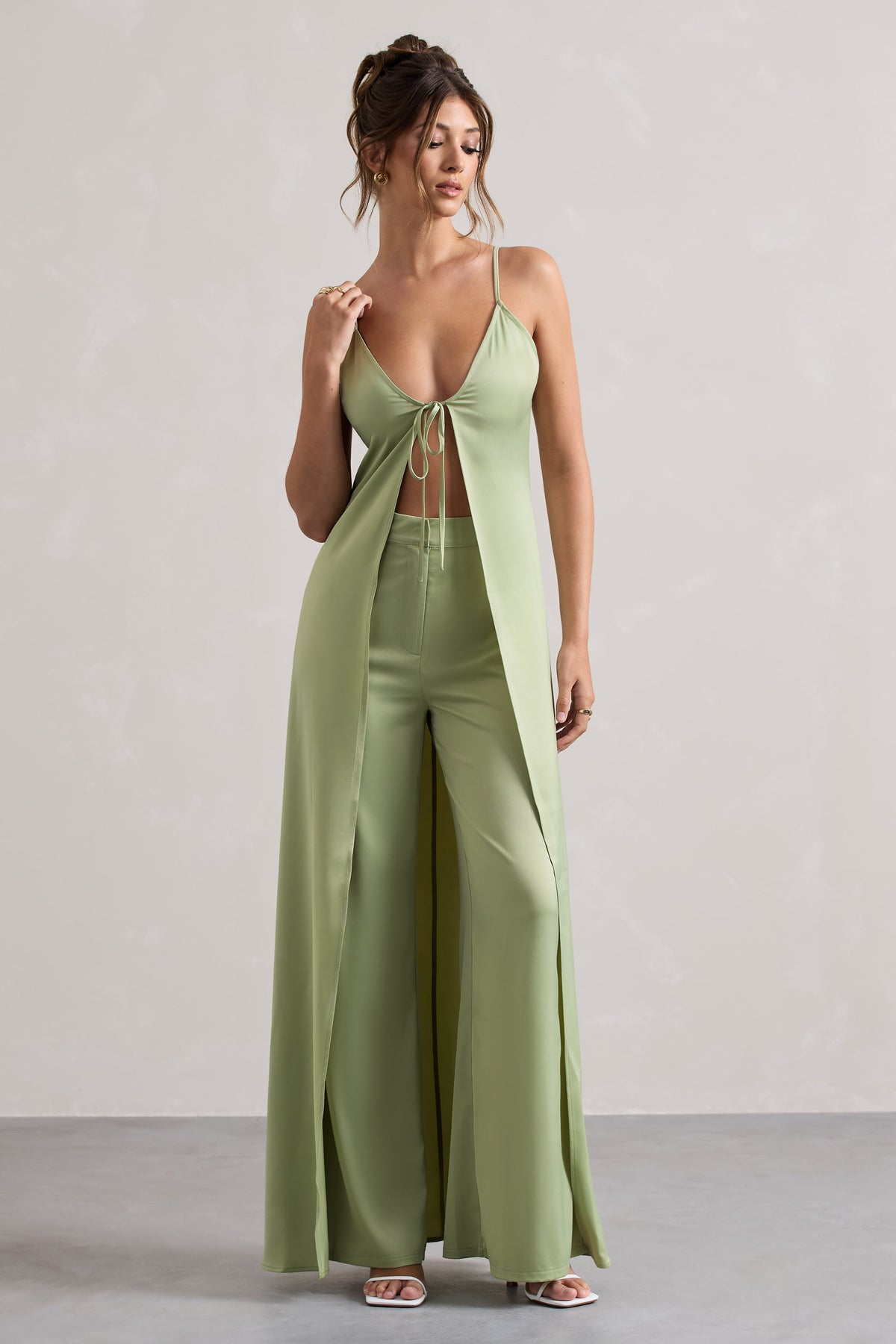 Calvi | Cami long en satin vert pâle avec fente frontale