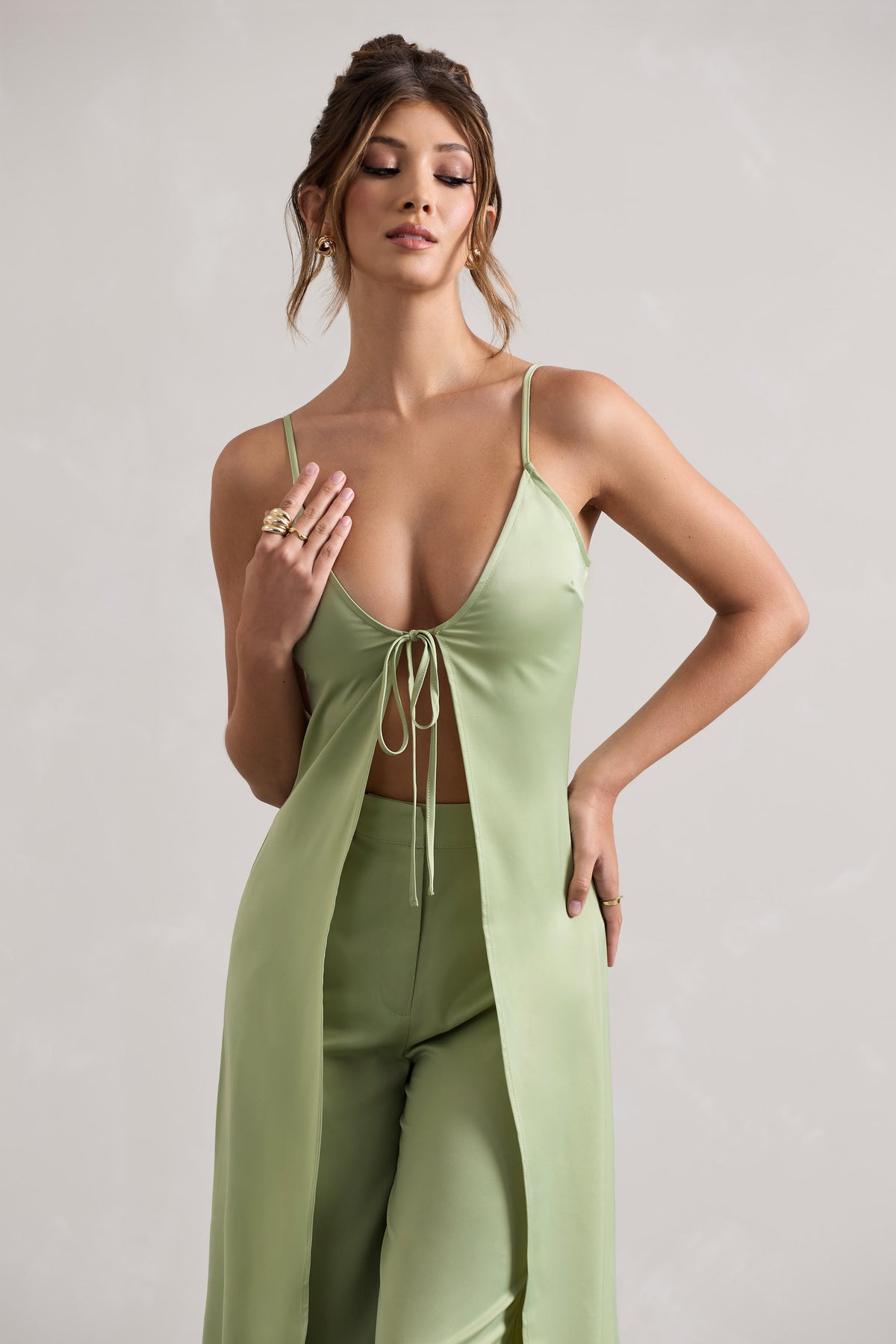 Calvi | Cami long en satin vert pâle avec fente frontale