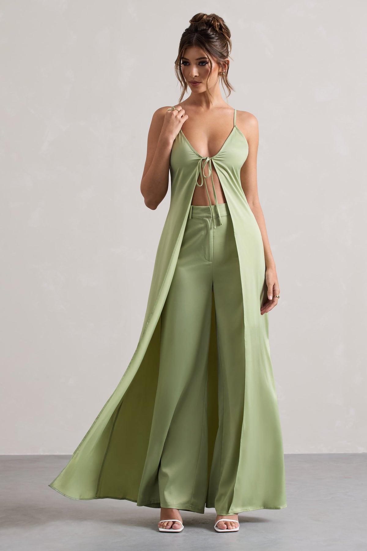 Calvi | Cami long en satin vert pâle avec fente frontale