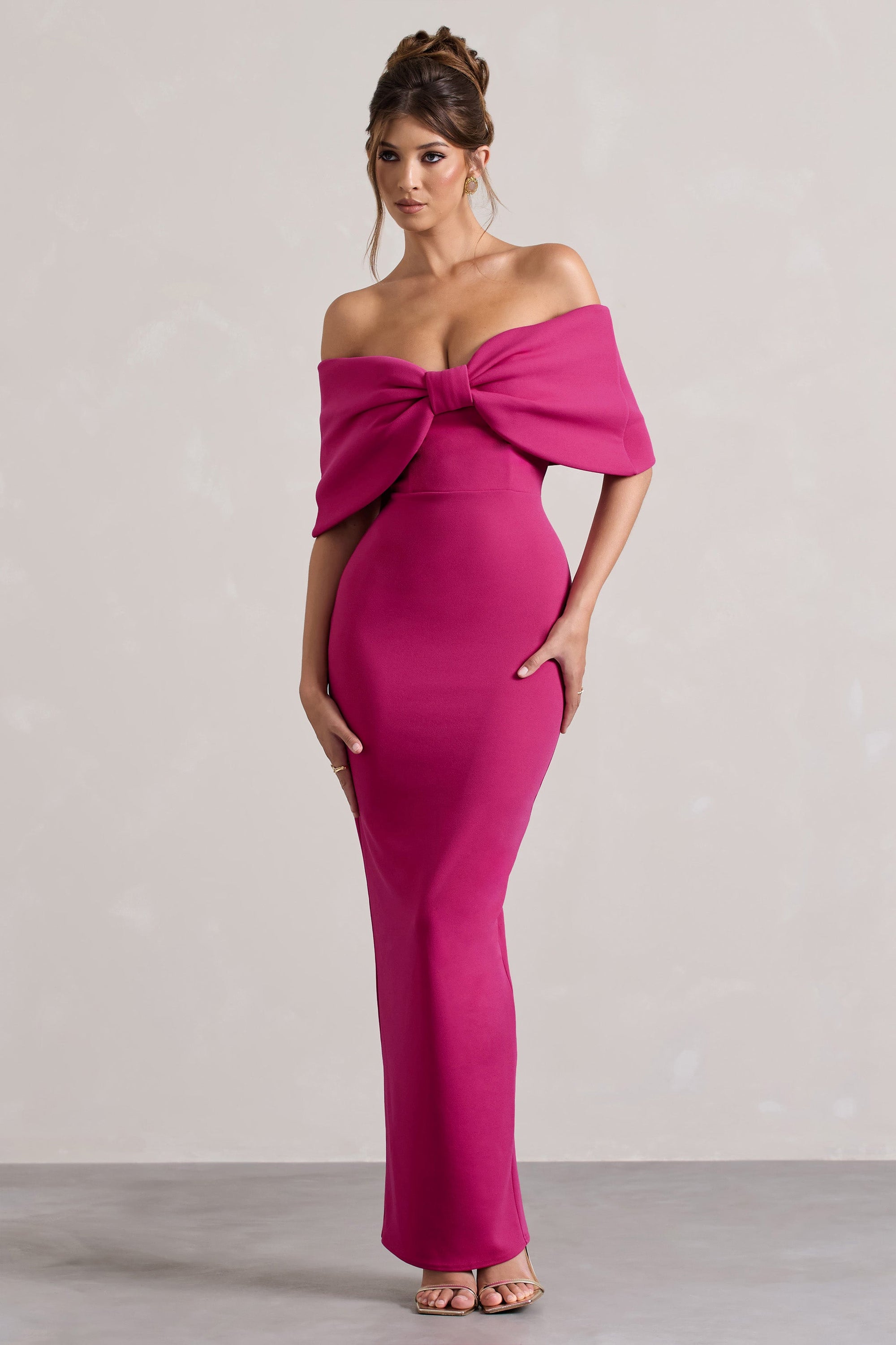 Cornelia | Robe longue sans bretelles rose vif avec un nœud surdimentionné