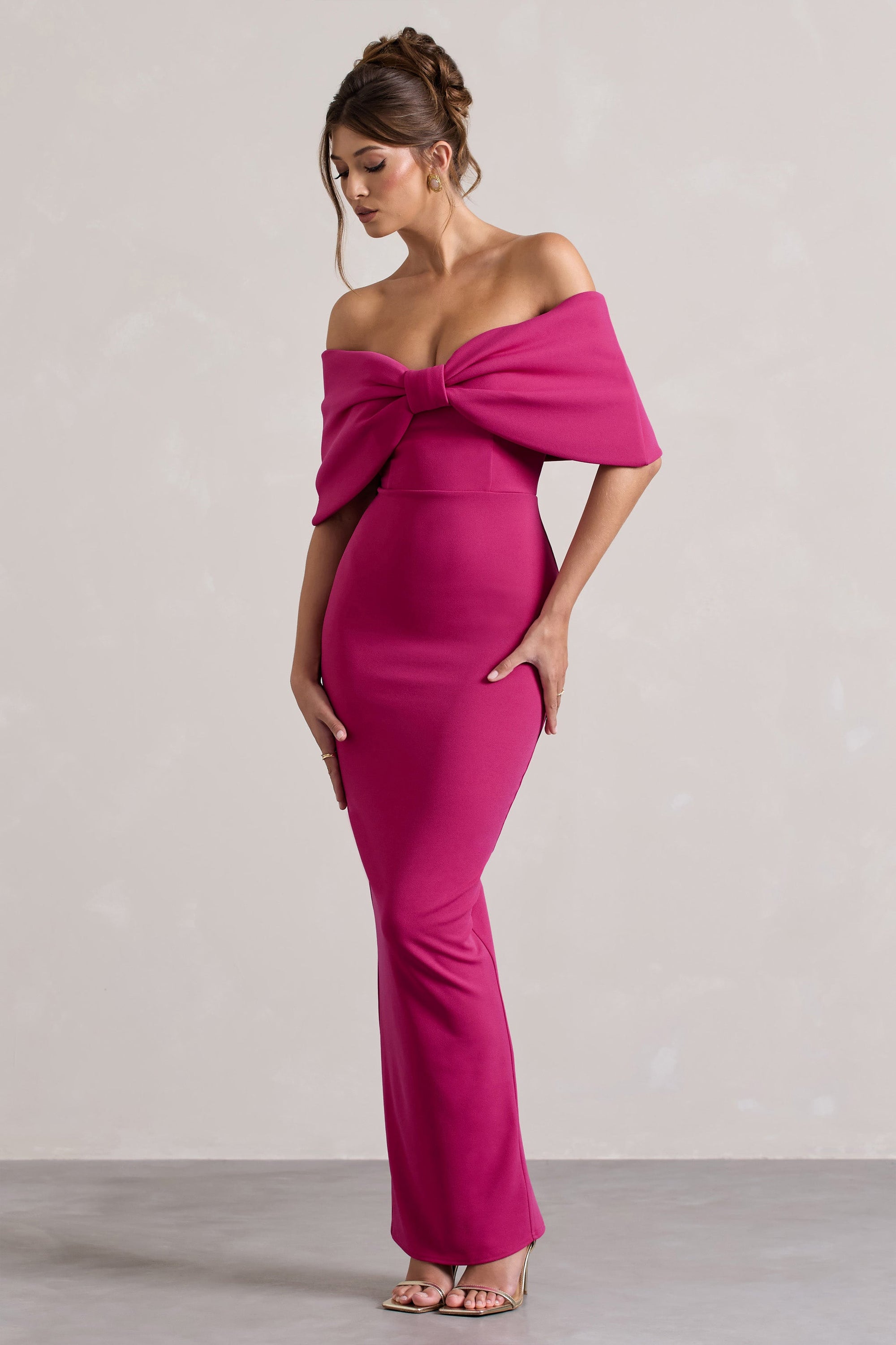 Cornelia | Robe longue sans bretelles rose vif avec un nœud surdimentionné