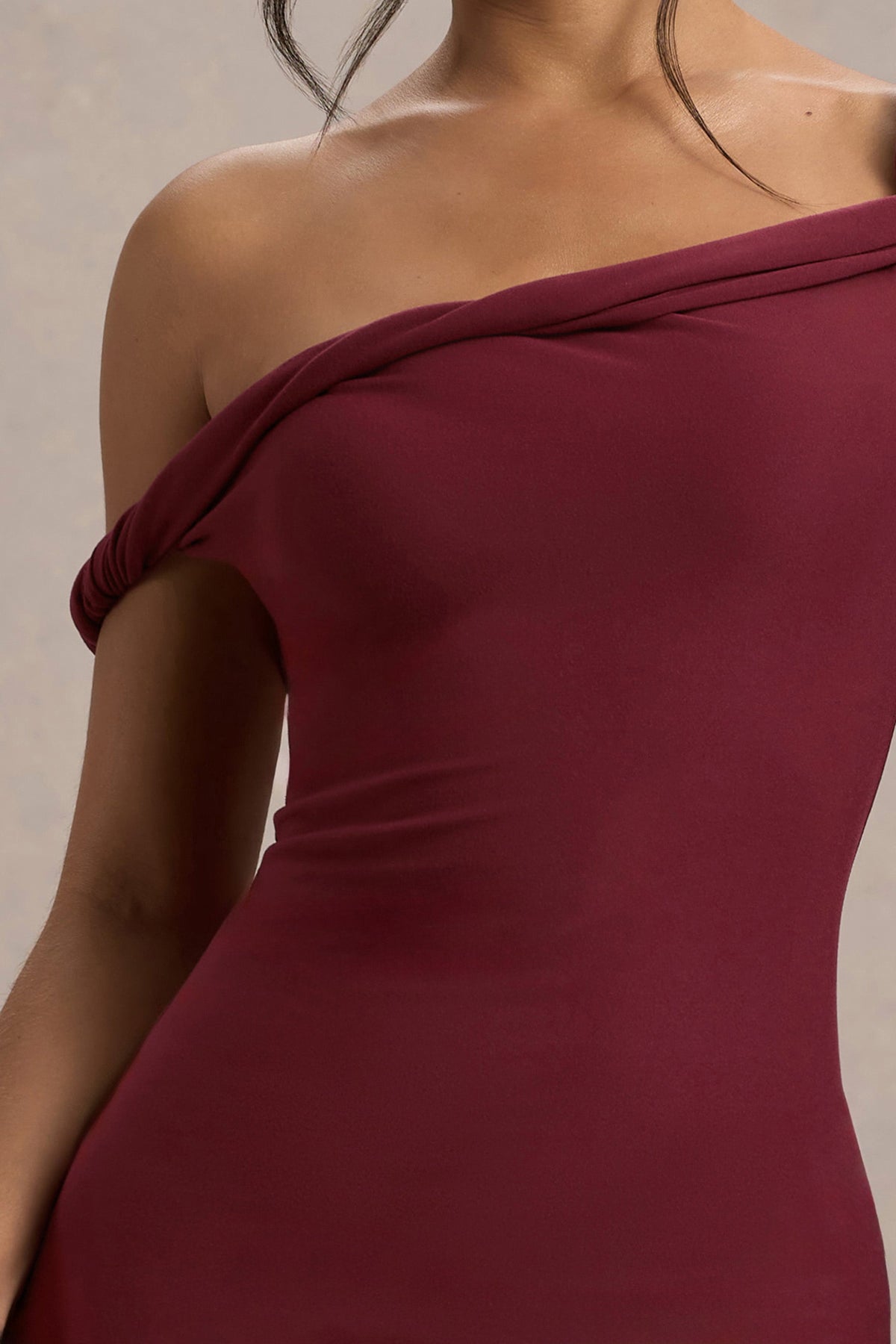 Salome | Robe mi-longue rouge cerise torsadée et asymétrique