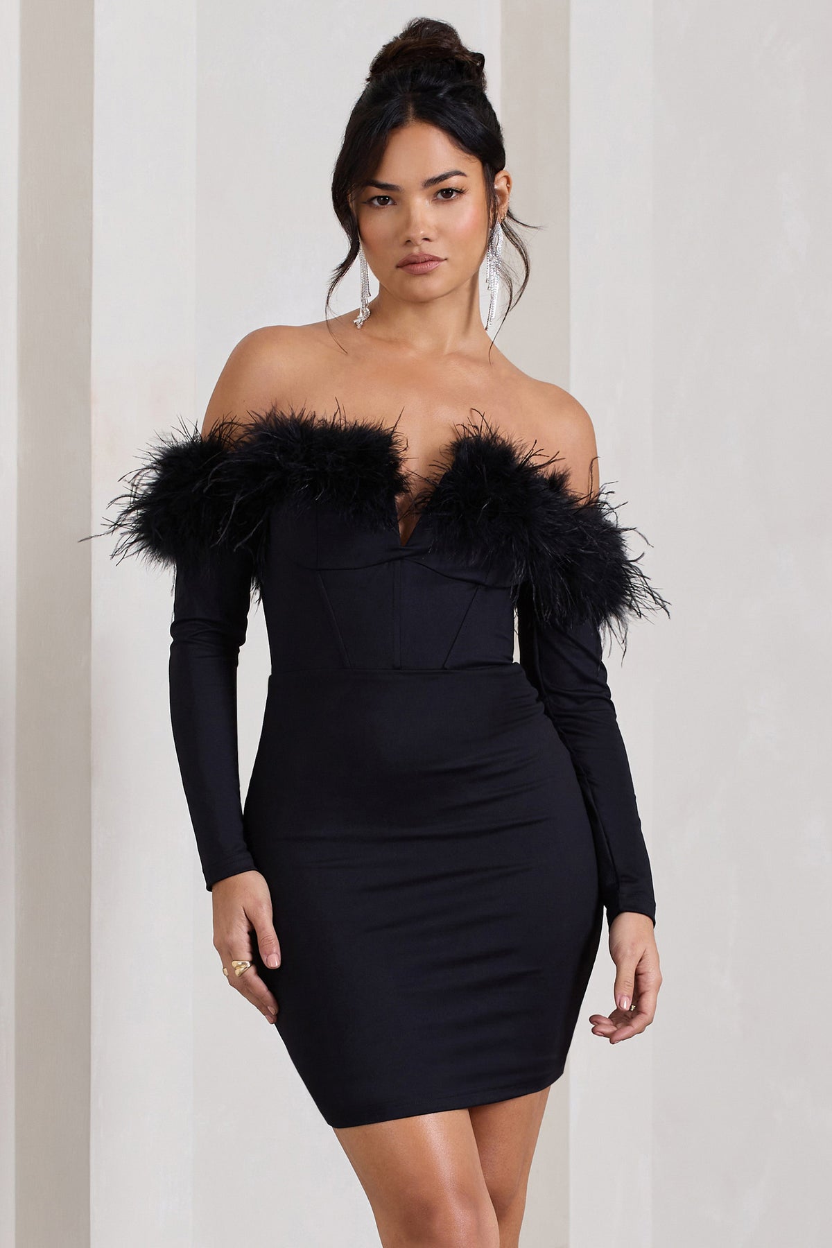 Celia | Mini-robe bardot noire à encolure avec bordure en plumes