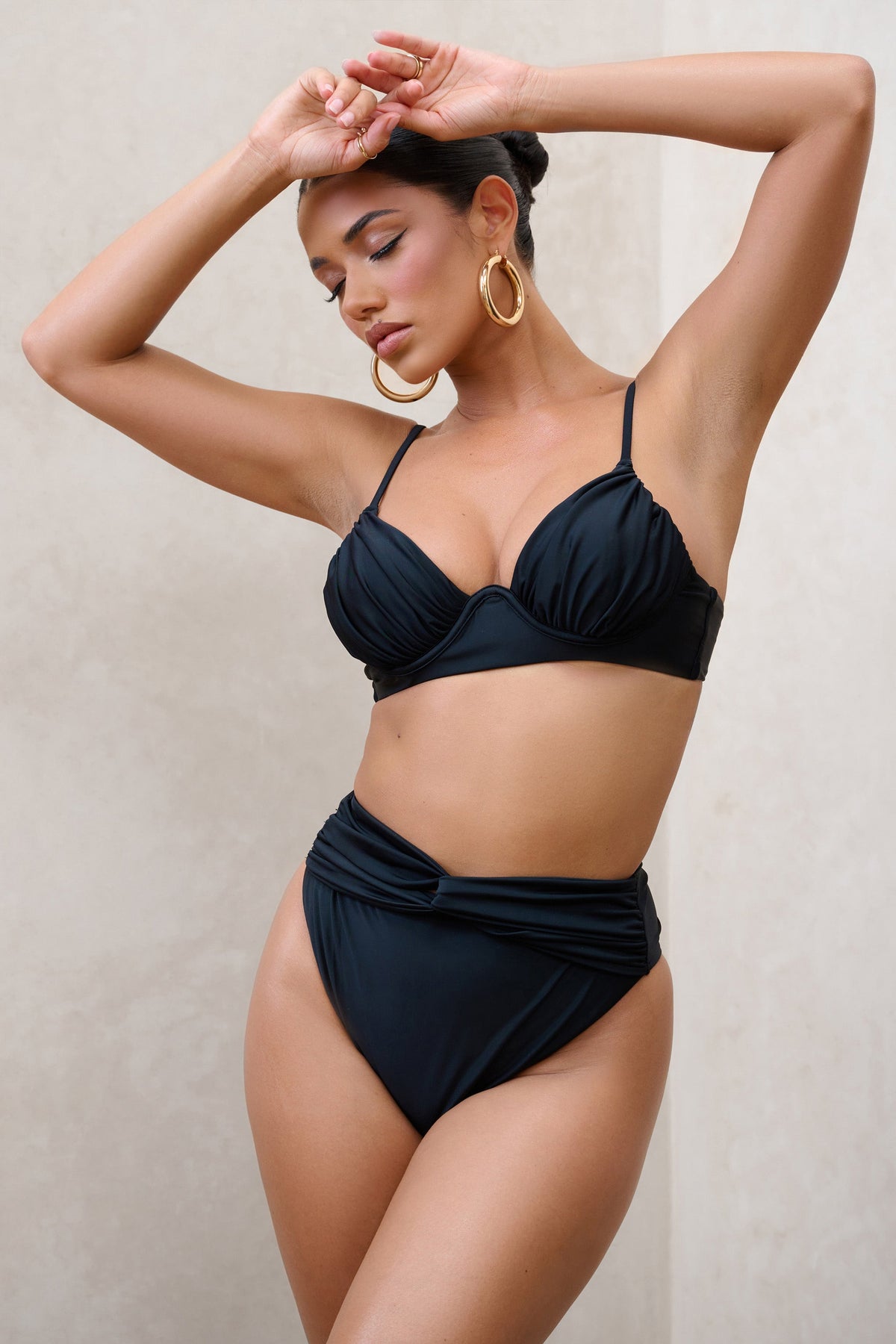 High Tide | Bas de bikini noir taille haute torsadé sur le devant