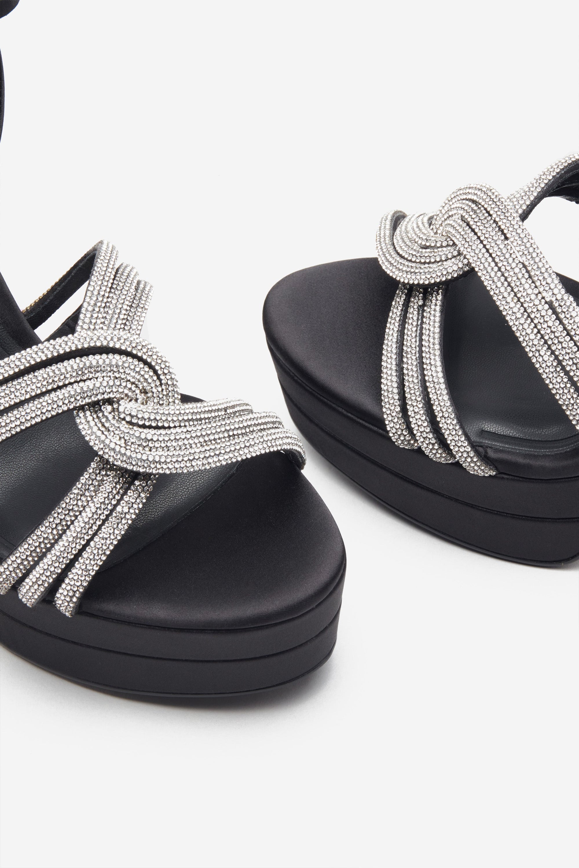 Doll Drama | Talons plateforme à lanières en satin noir avec strass