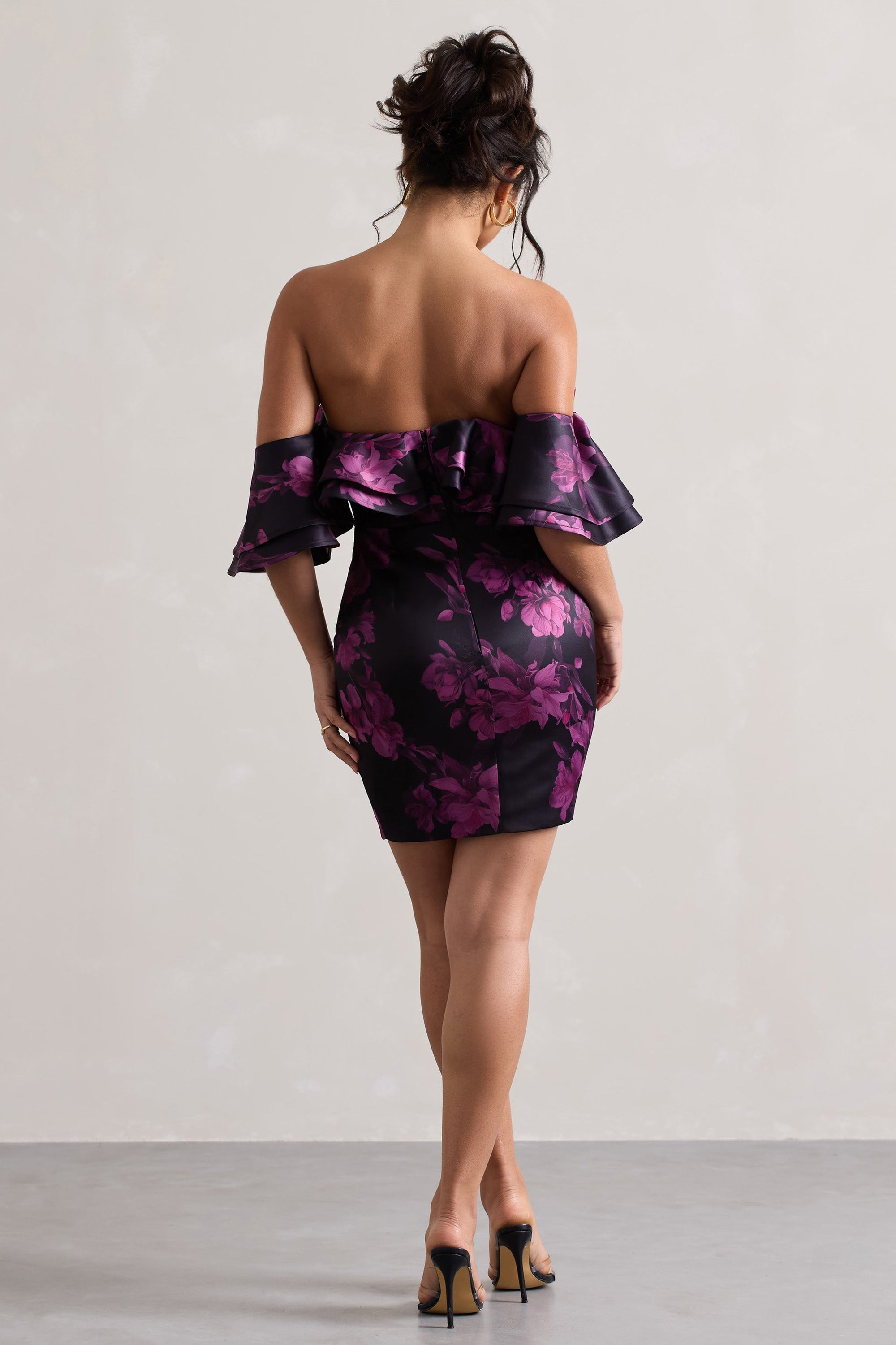 Aspen | Mini robe noire fleurit à encolure bardot et fronces
