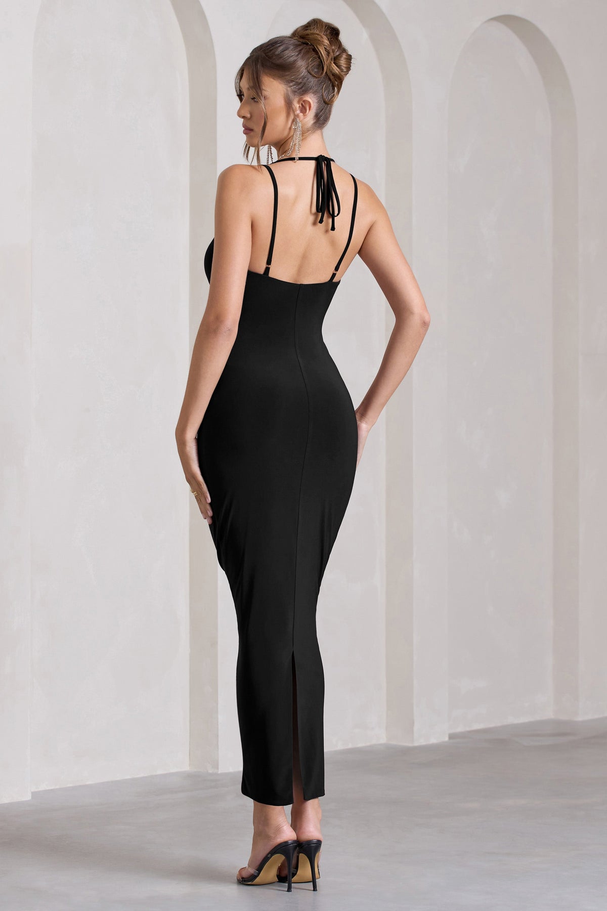 Yvette | Robe longue noire à décolleté plongeant détail torsadé et dos croisé