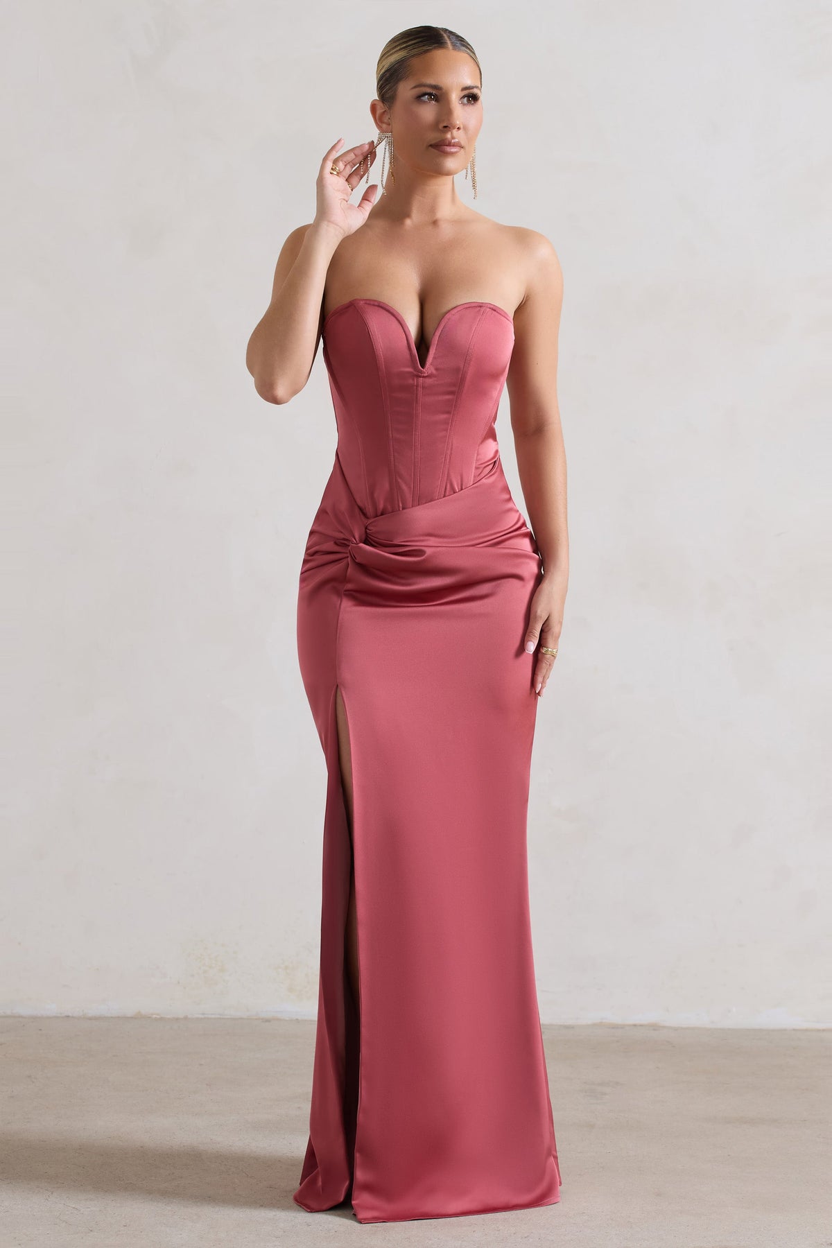 Ardelle | Robe longue en satin rose à corset et torsadée