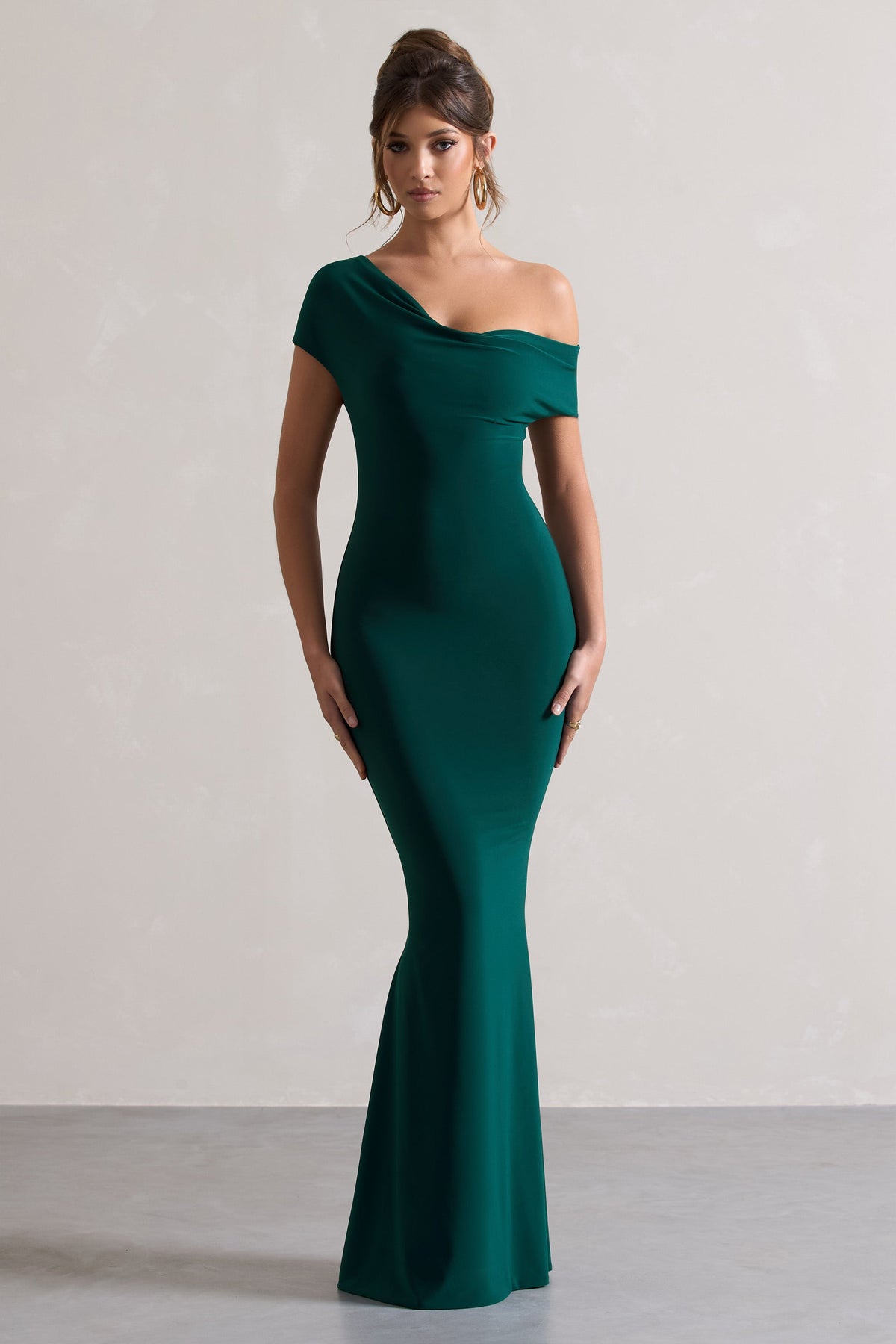 Avila | Robe longue asymétrique vert bouteille à encolure bardot