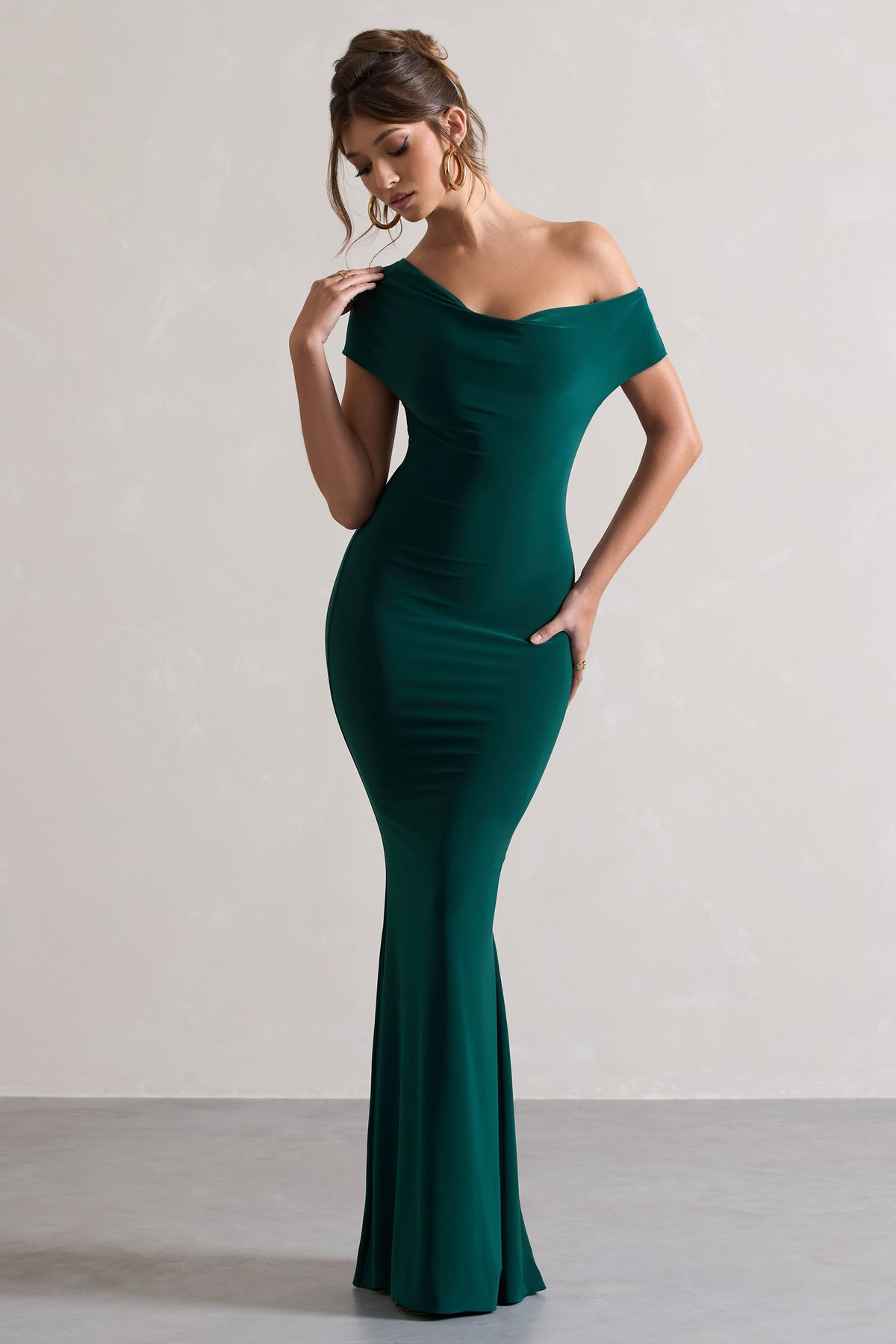 Avila | Robe longue asymétrique vert bouteille à encolure bardot