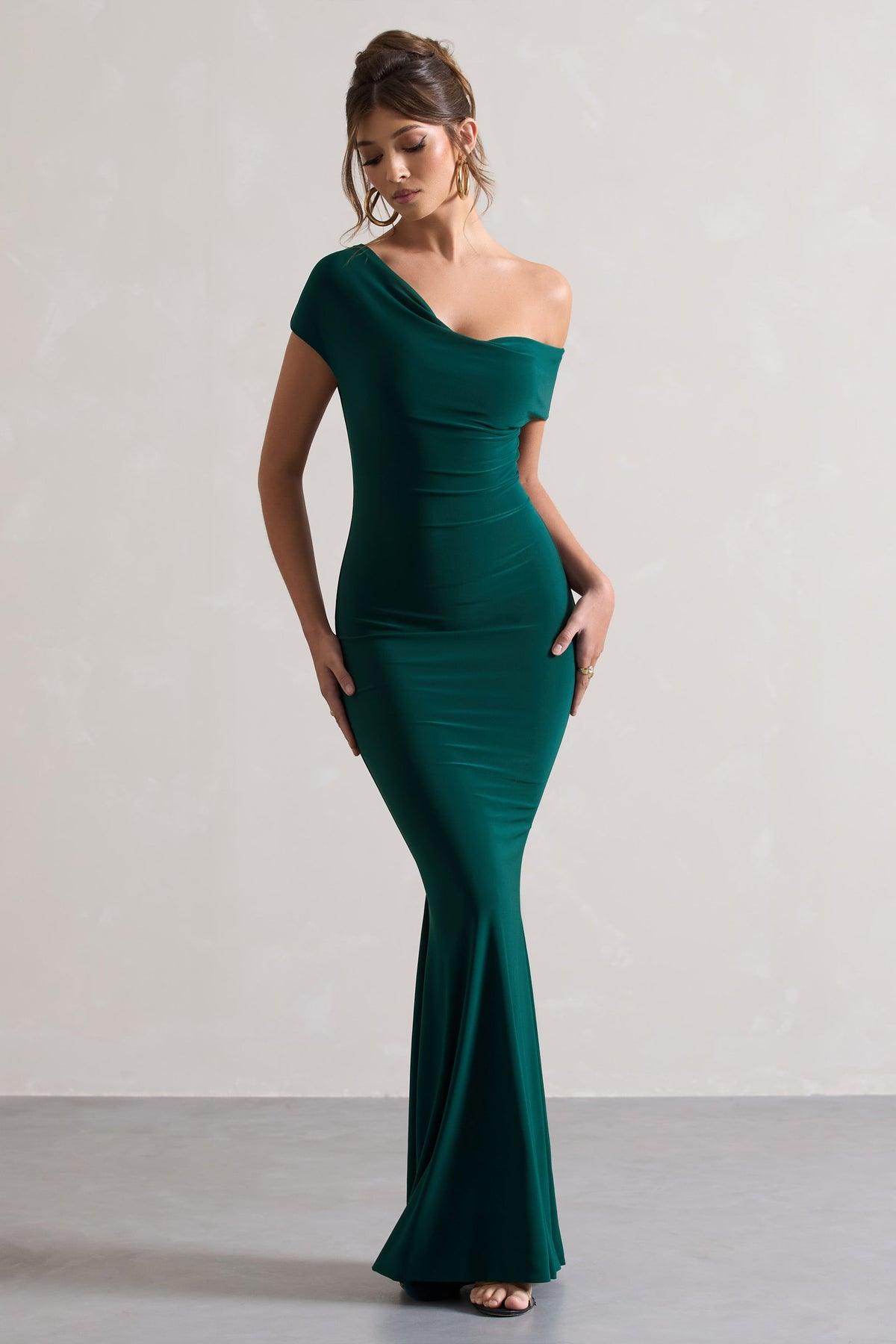 Avila | Robe longue asymétrique vert bouteille à encolure bardot