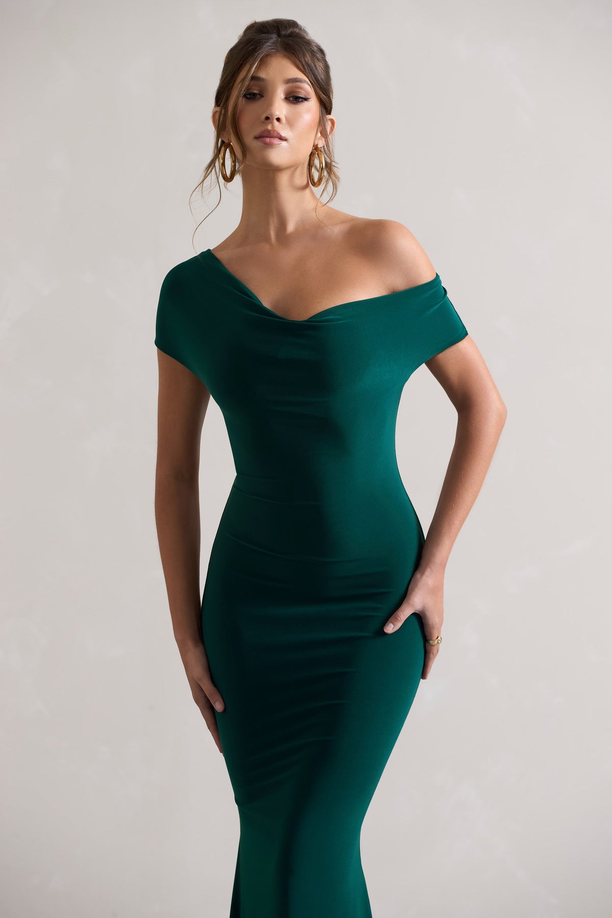 Avila | Robe longue asymétrique vert bouteille à encolure bardot