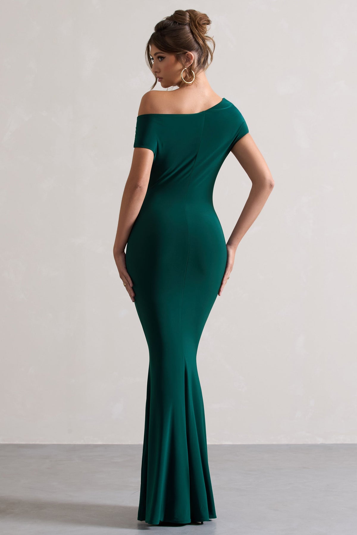 Avila | Robe longue asymétrique vert bouteille à encolure bardot