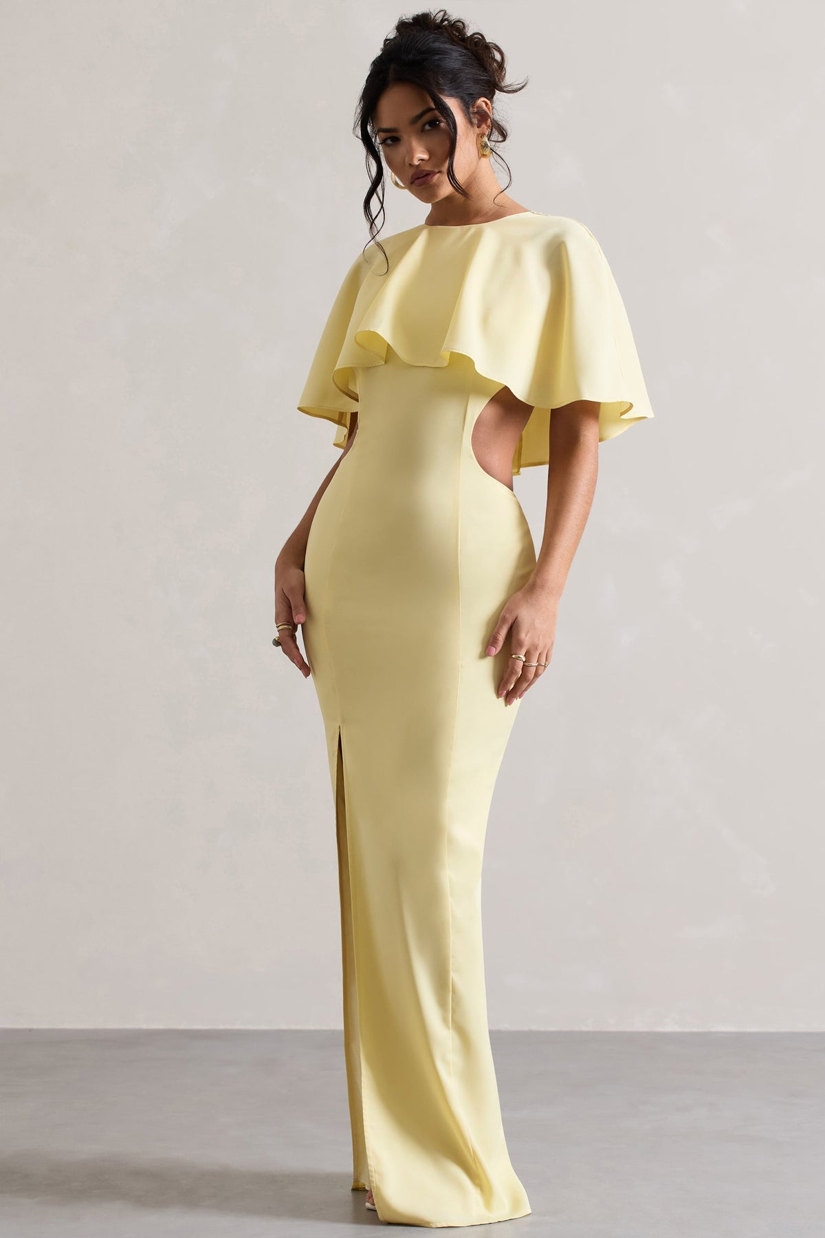 Isadora Robe longue jaune pastel à fente et cape – Club L London - CA