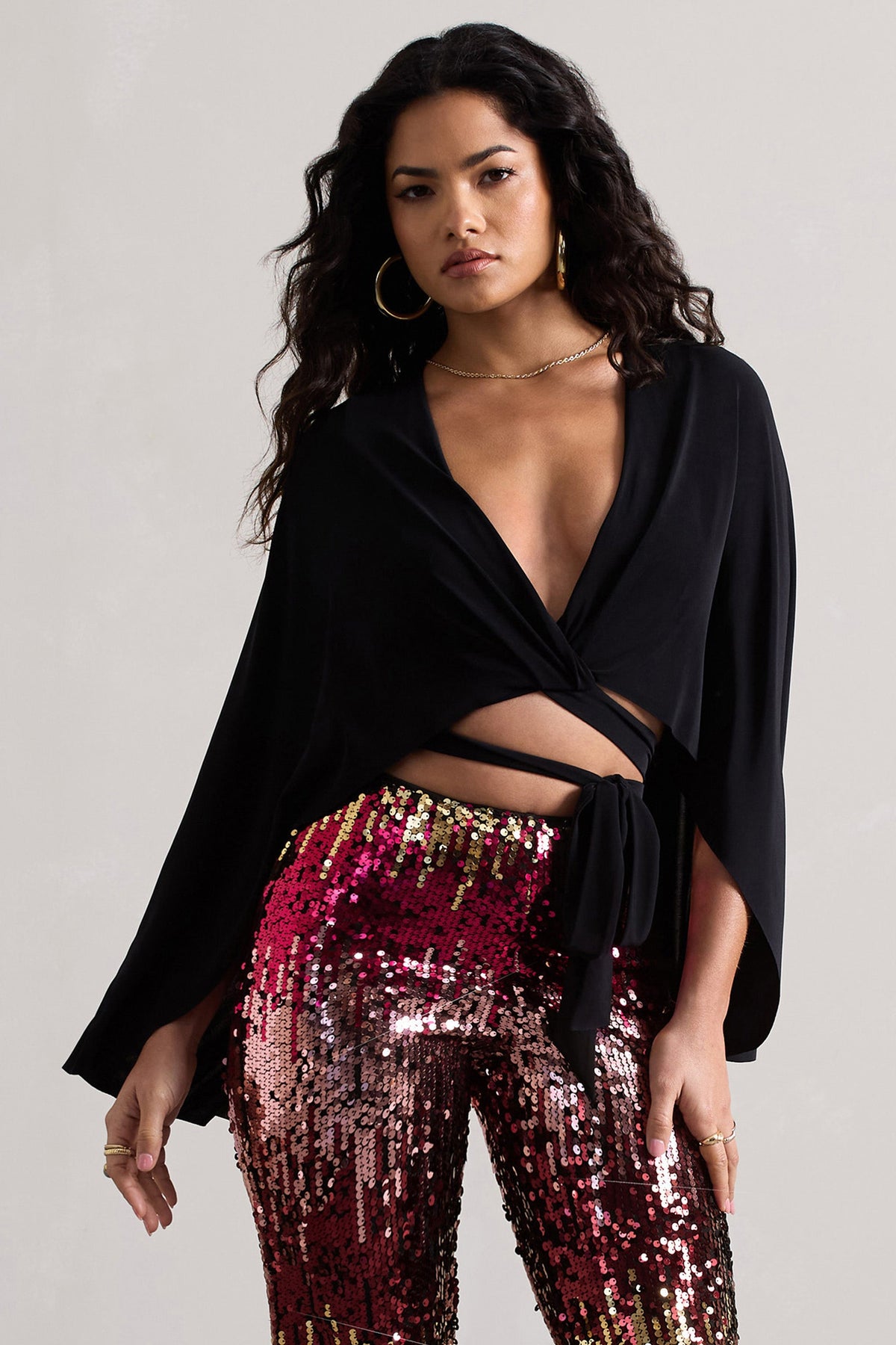 Scorpio | Crop top noir torsadé avec cape