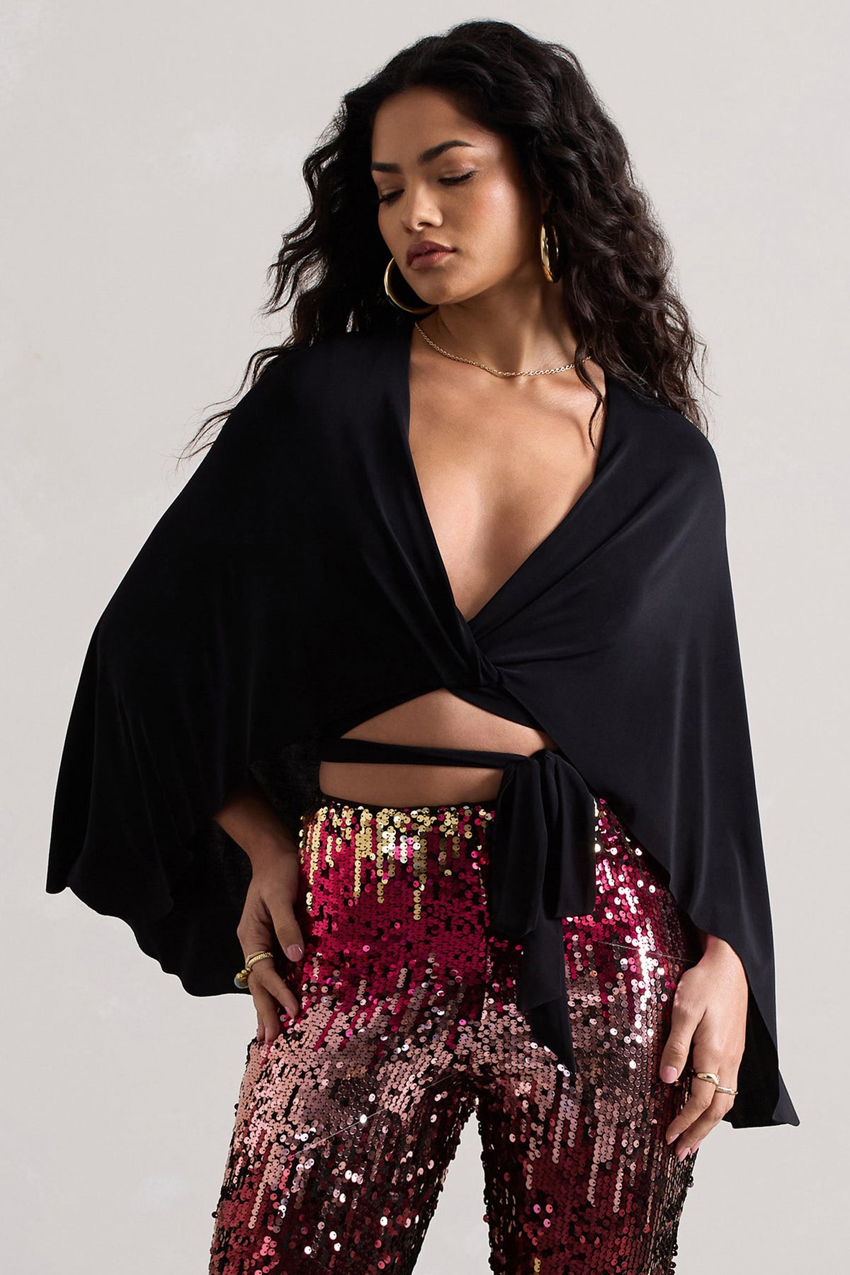 Scorpio | Crop top noir torsadé avec cape