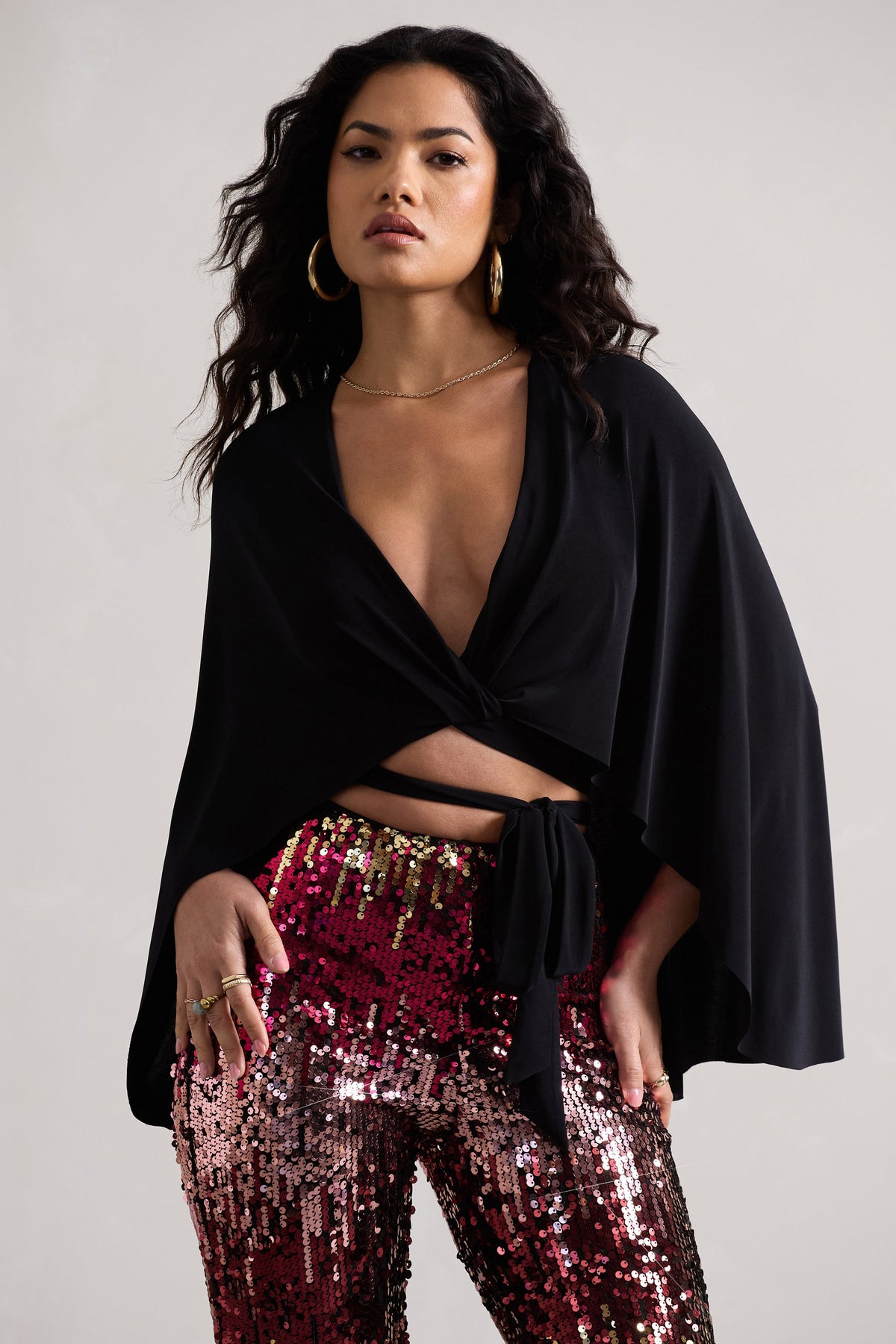 Scorpio | Crop top noir torsadé avec cape