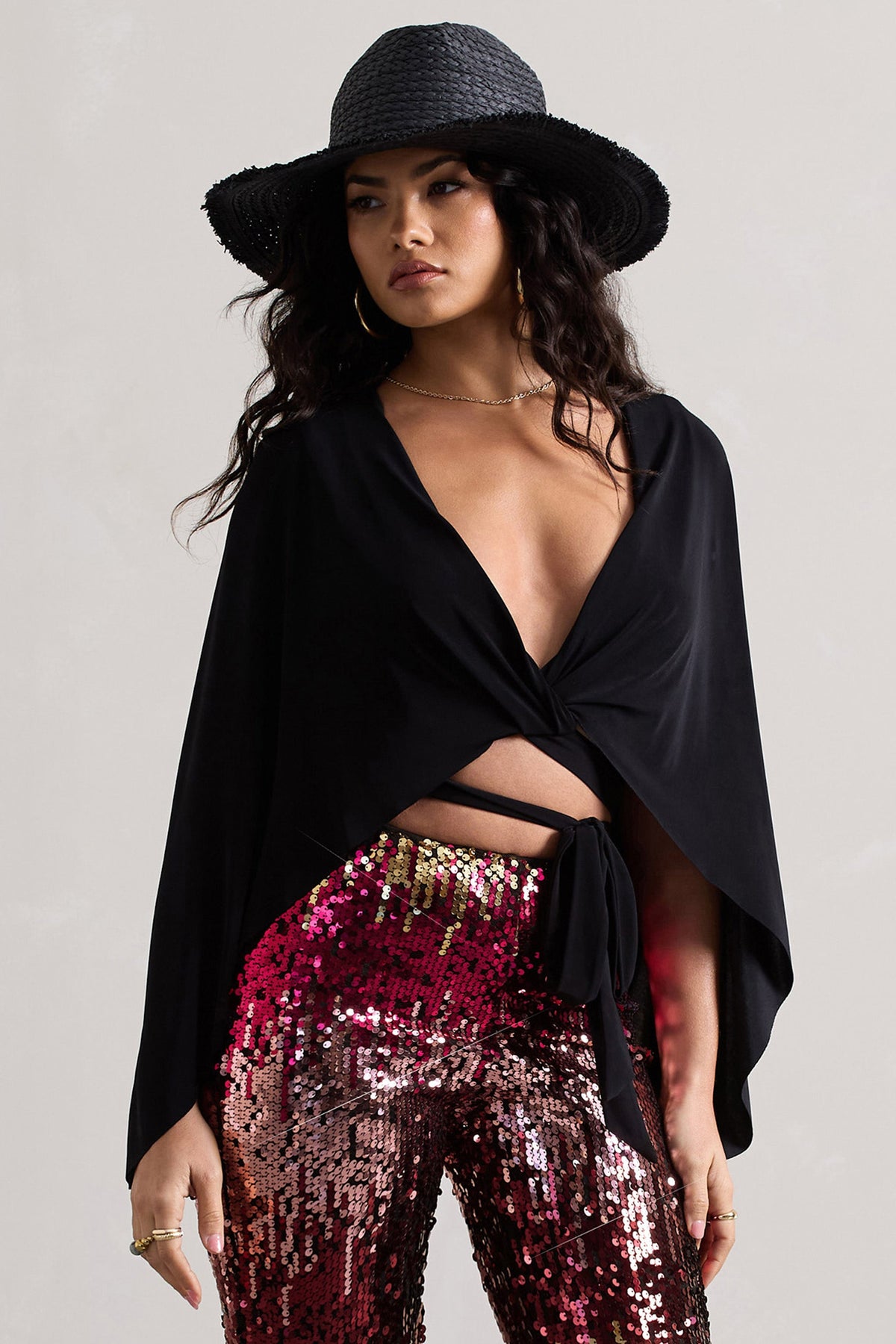 Scorpio | Crop top noir torsadé avec cape