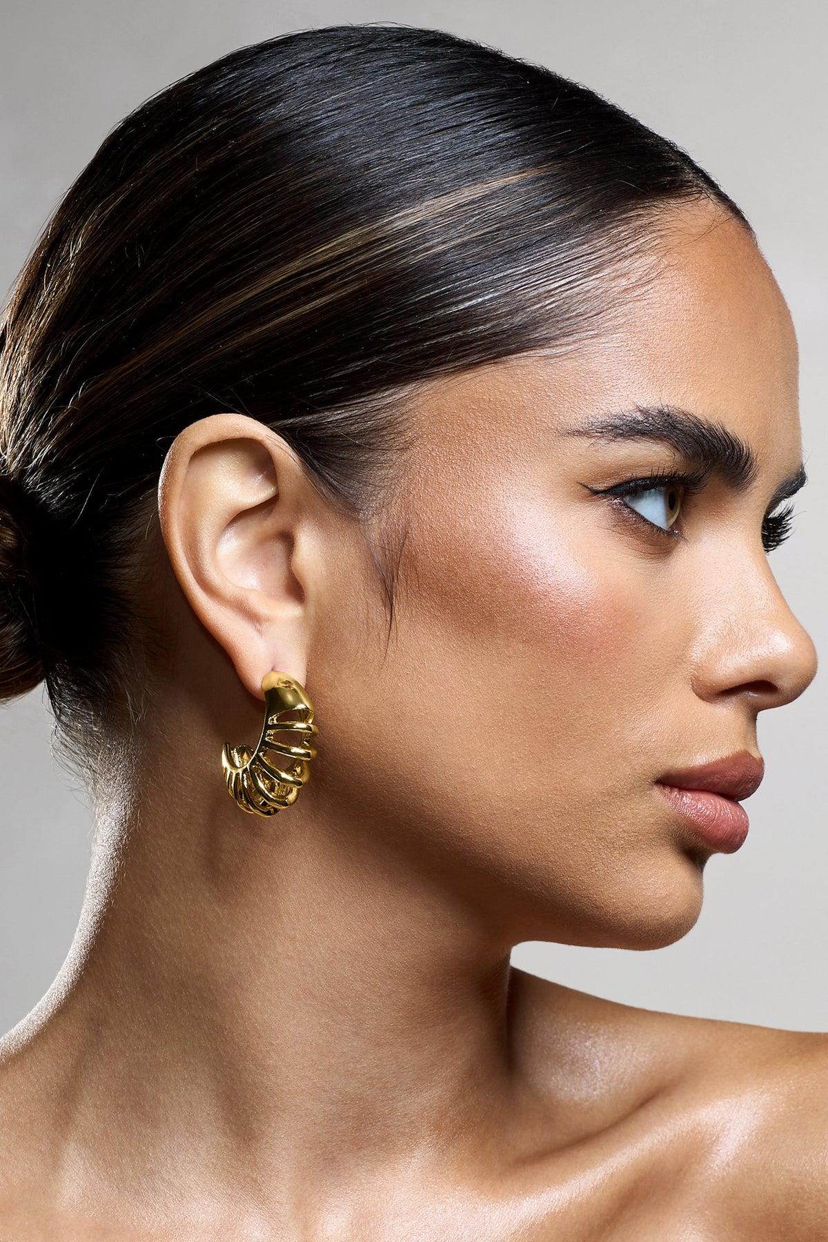 WB_CL134377007-ZephyrineGoldRibbedHoopEarrings0