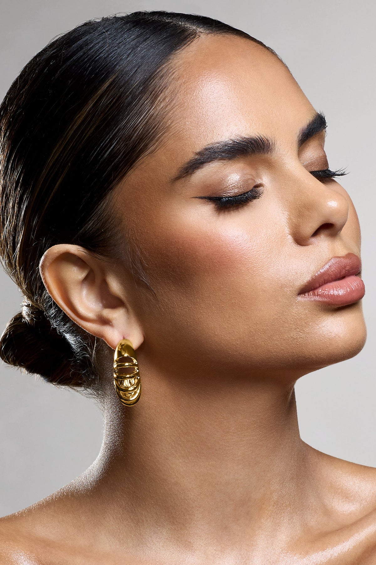 WB_CL134377007-ZephyrineGoldRibbedHoopEarrings3