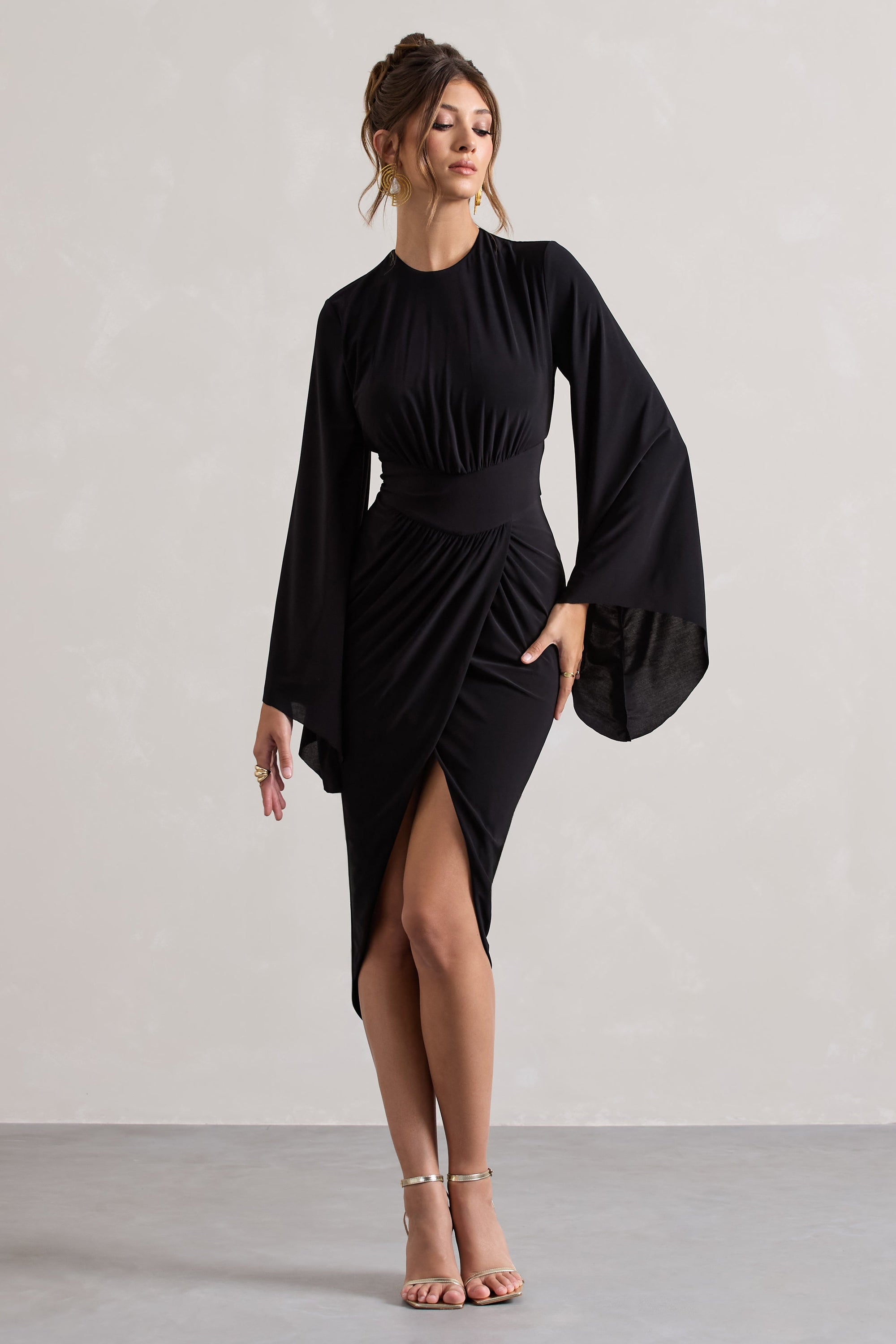 Lennox | Robe mi-longue noire corsage froncé à manches longues et drapées
