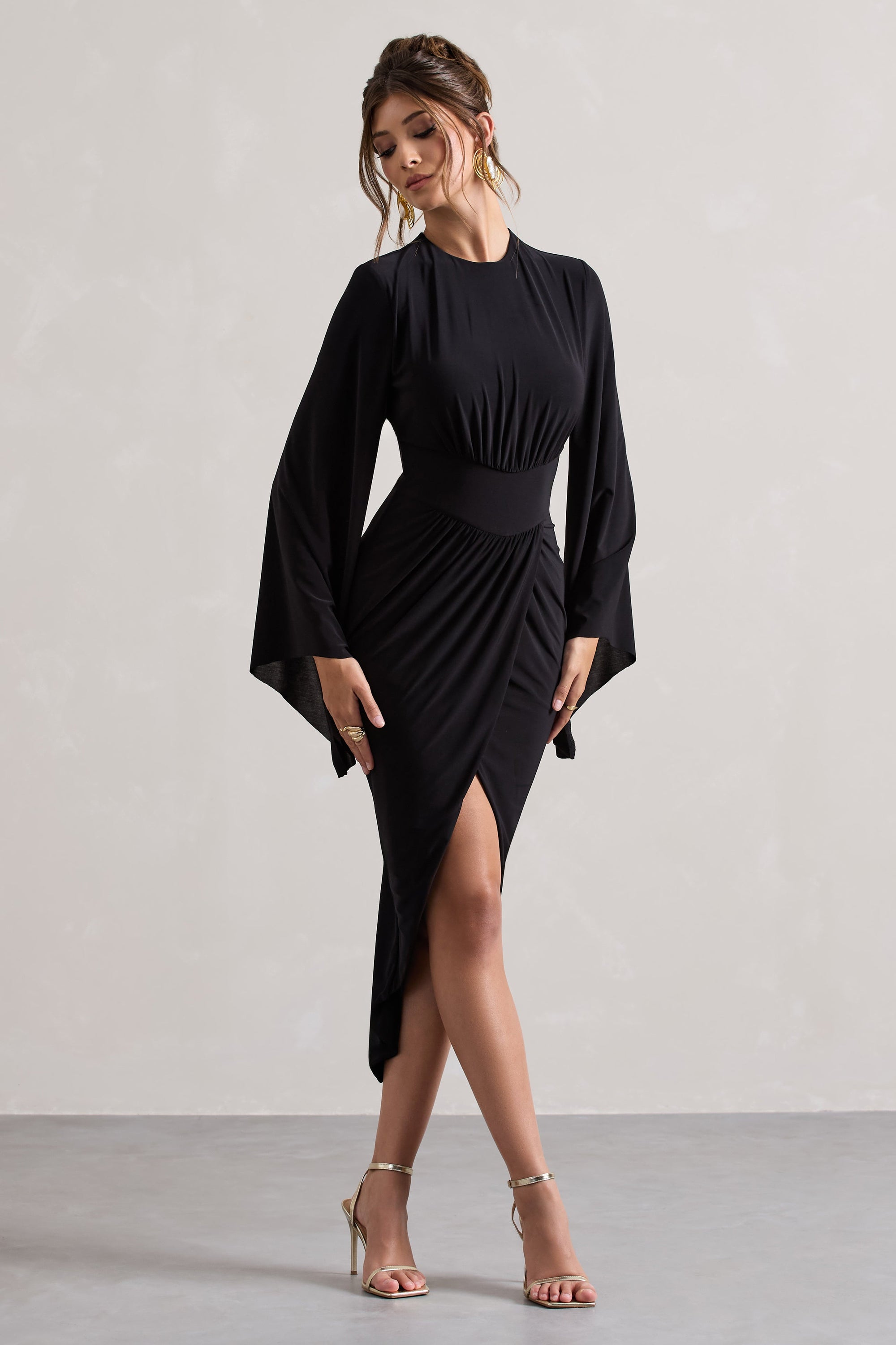 Lennox | Robe mi-longue noire corsage froncé à manches longues et drapées