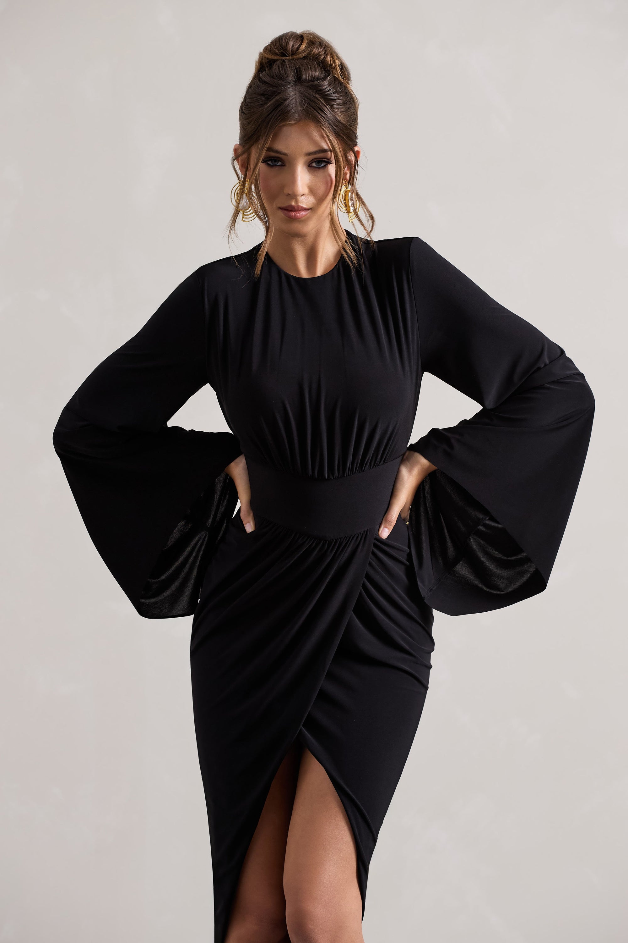 Lennox | Robe mi-longue noire corsage froncé à manches longues et drapées