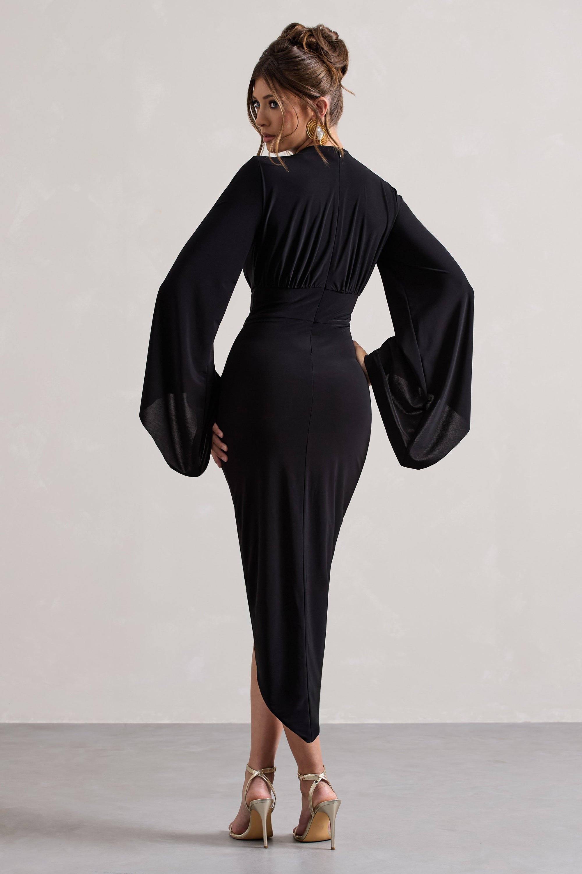 Lennox | Robe mi-longue noire corsage froncé à manches longues et drapées