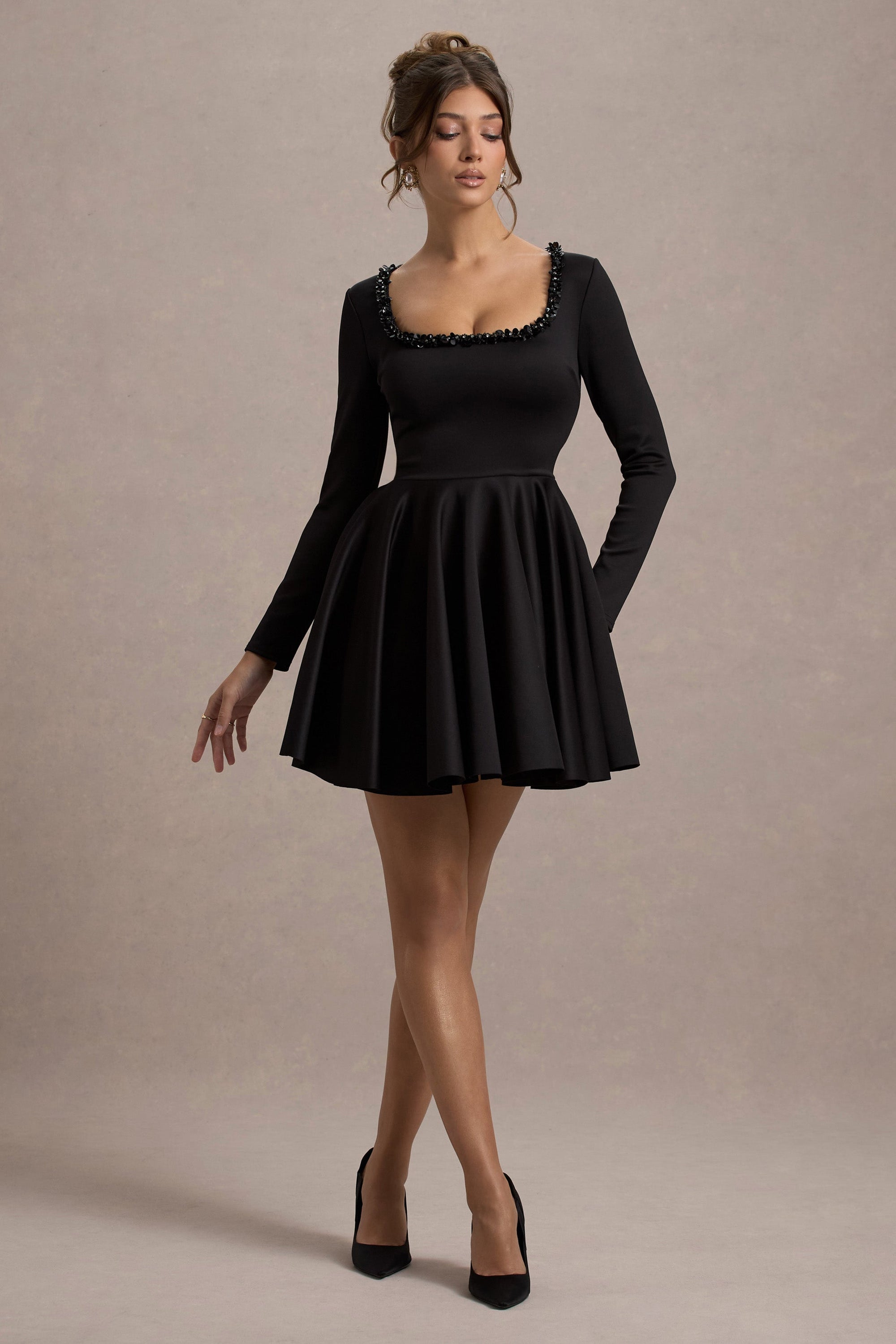 Wilder | Mini-robe noire à décolleté carré manches longues et jupe patineuse