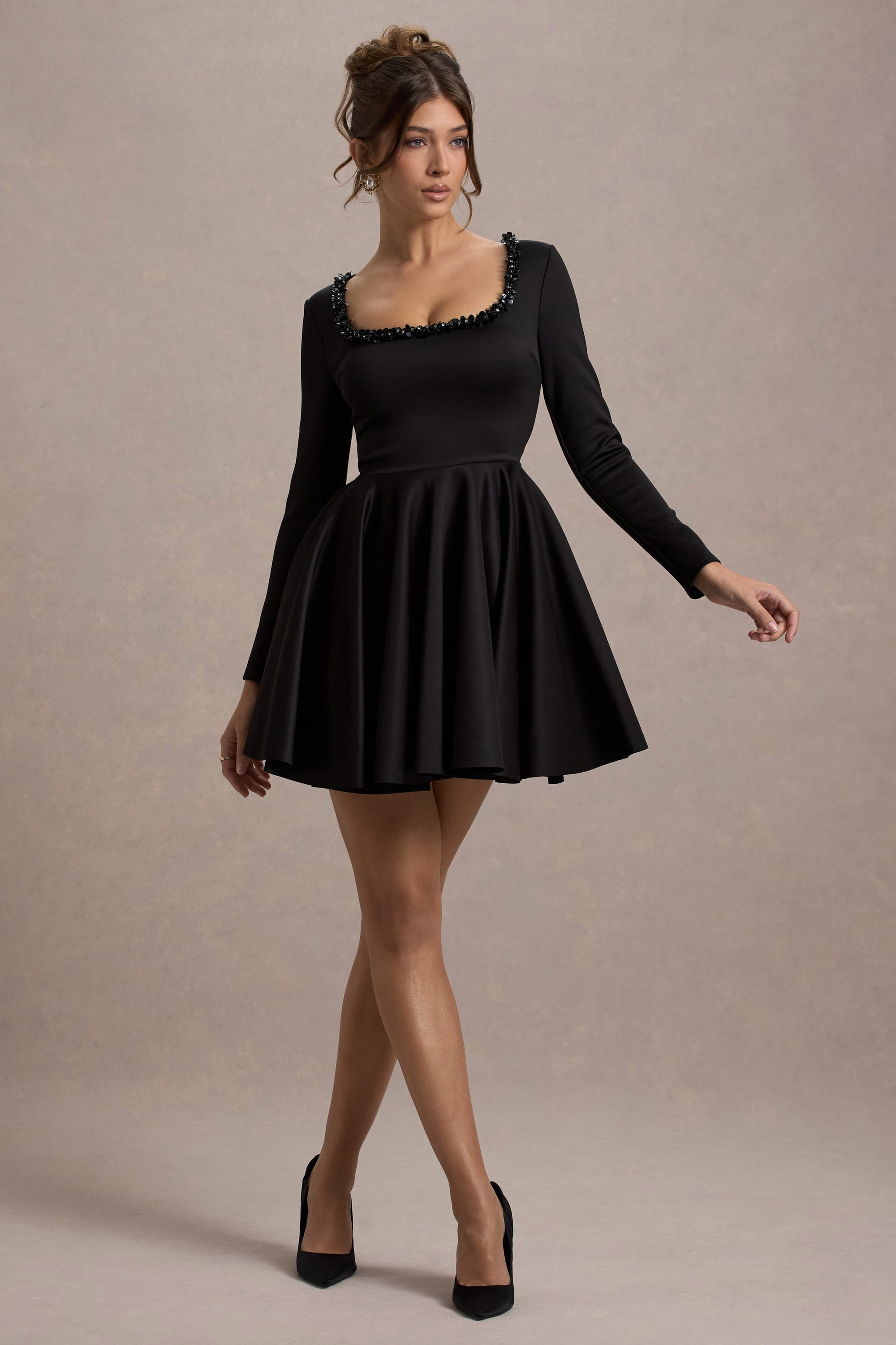 Wilder | Mini-robe noire à décolleté carré manches longues et jupe patineuse